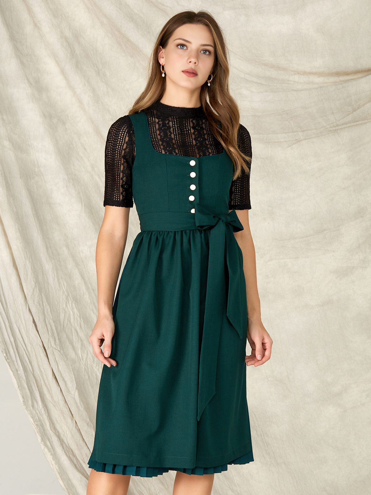 Modernes Dirndl in dunkelgrünem Samt