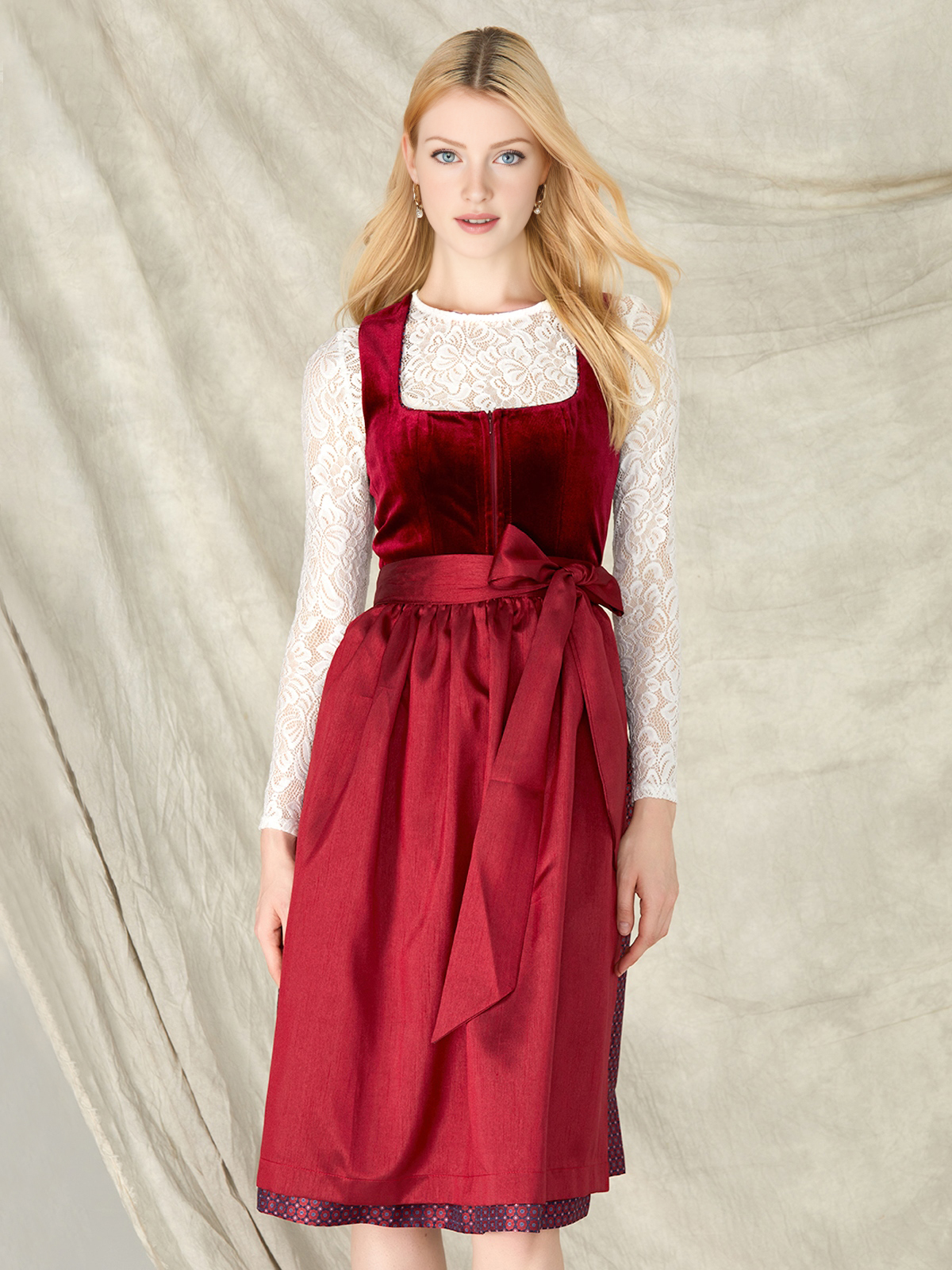 Dirndl mit 70 cm Rocklänge in Rot