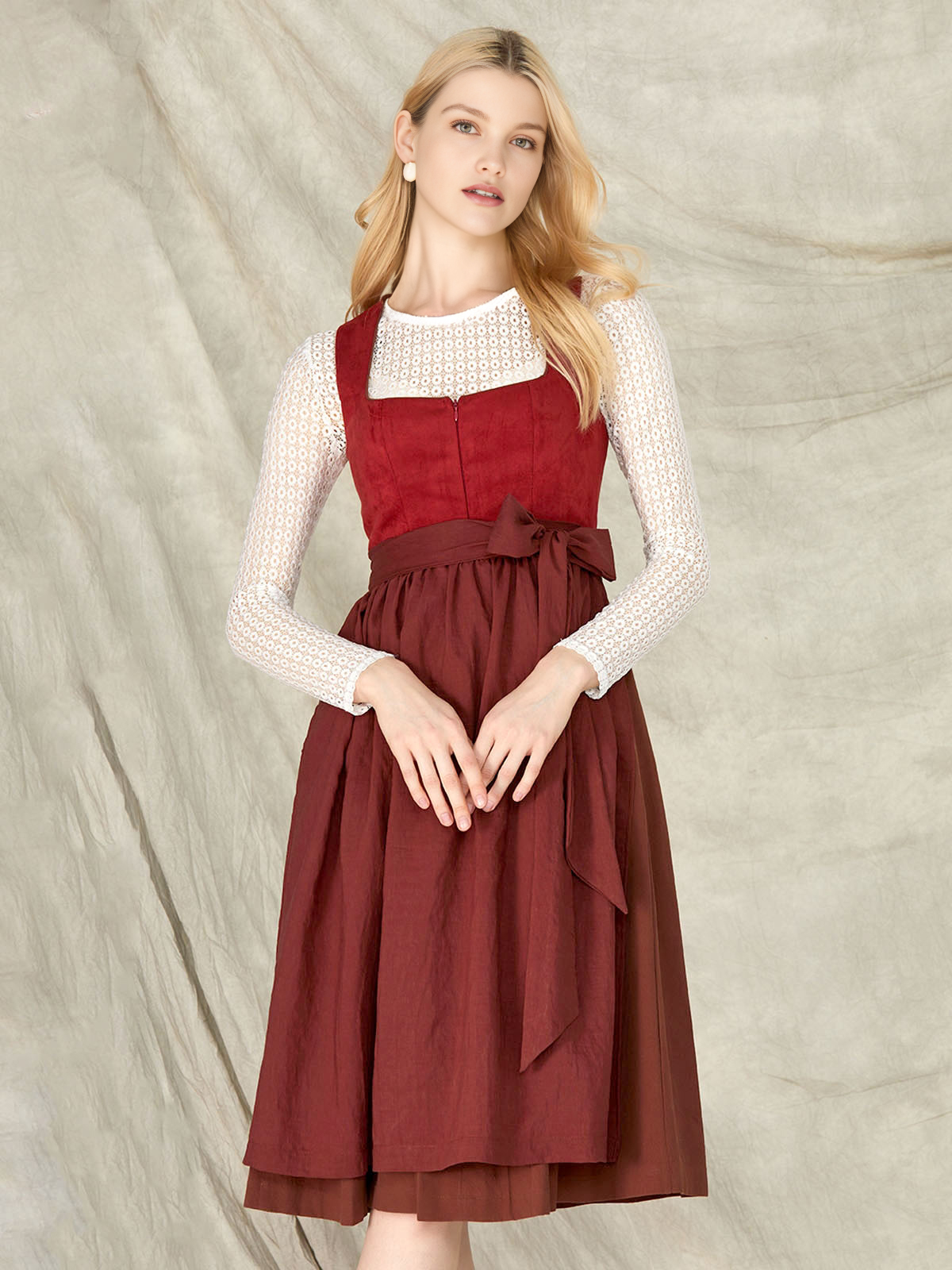 Modernes rotes Dirndl mit figurbetonendem Schnitt