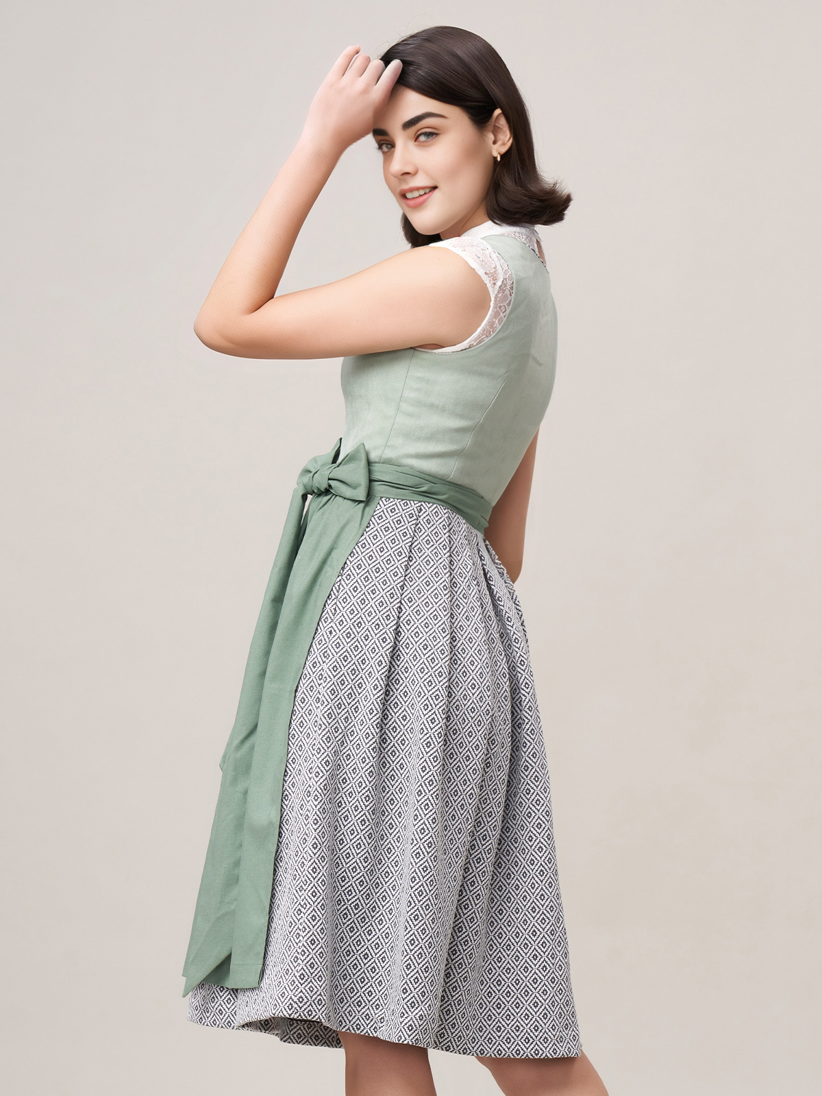 Dirndlbluse schwarz hochgeschlossen
