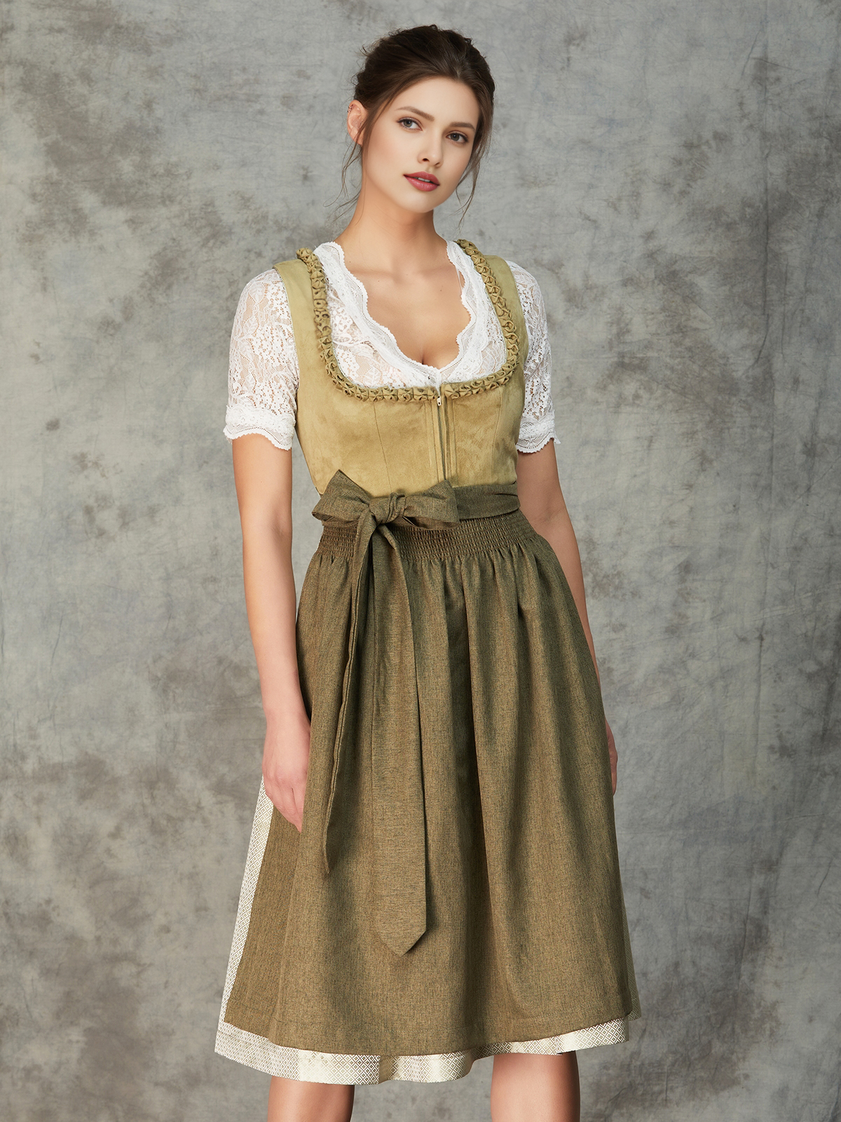Dirndlbluse Punkte in Grün