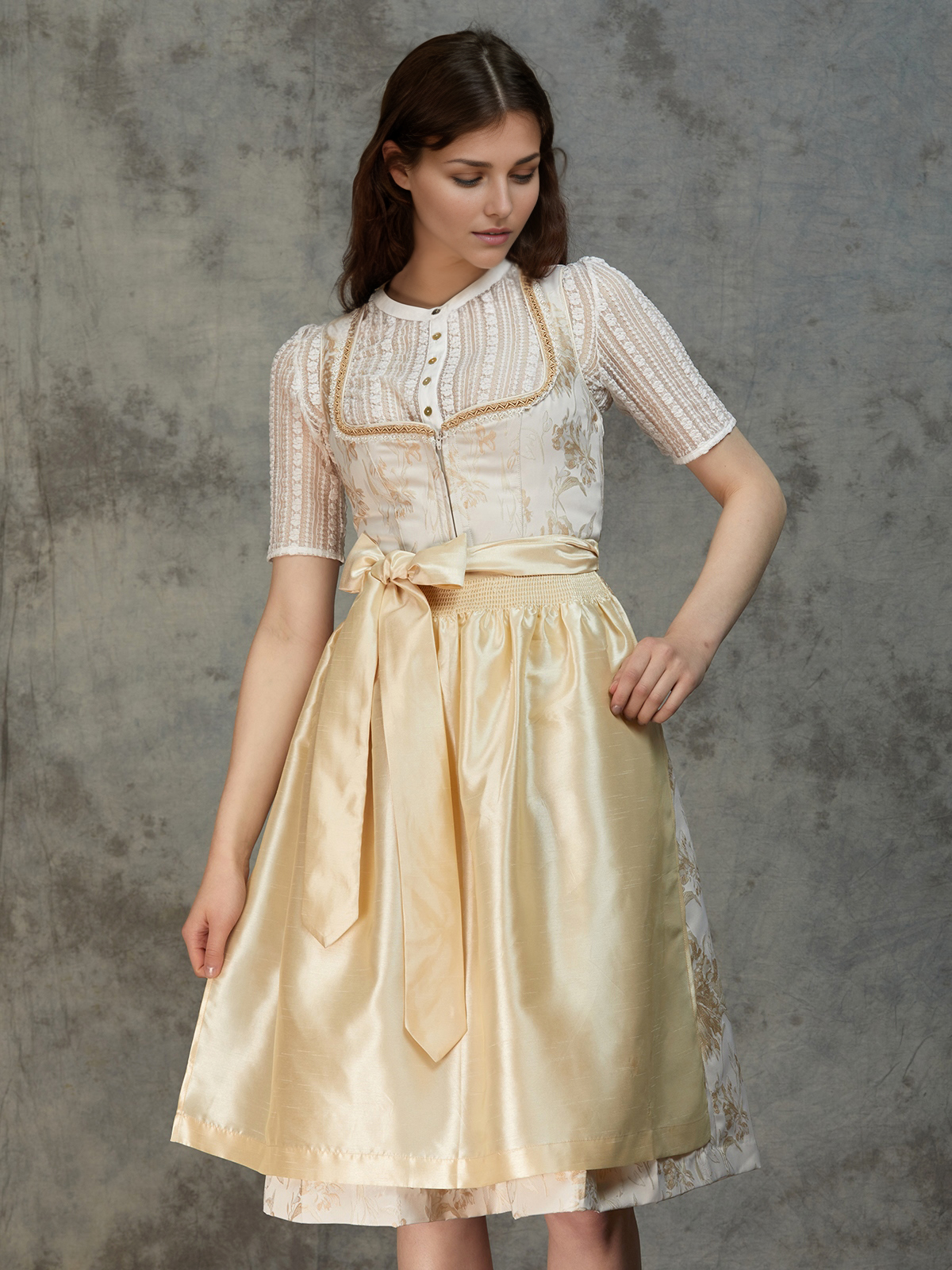 Dirndl mit Ausschnitt in Gelb