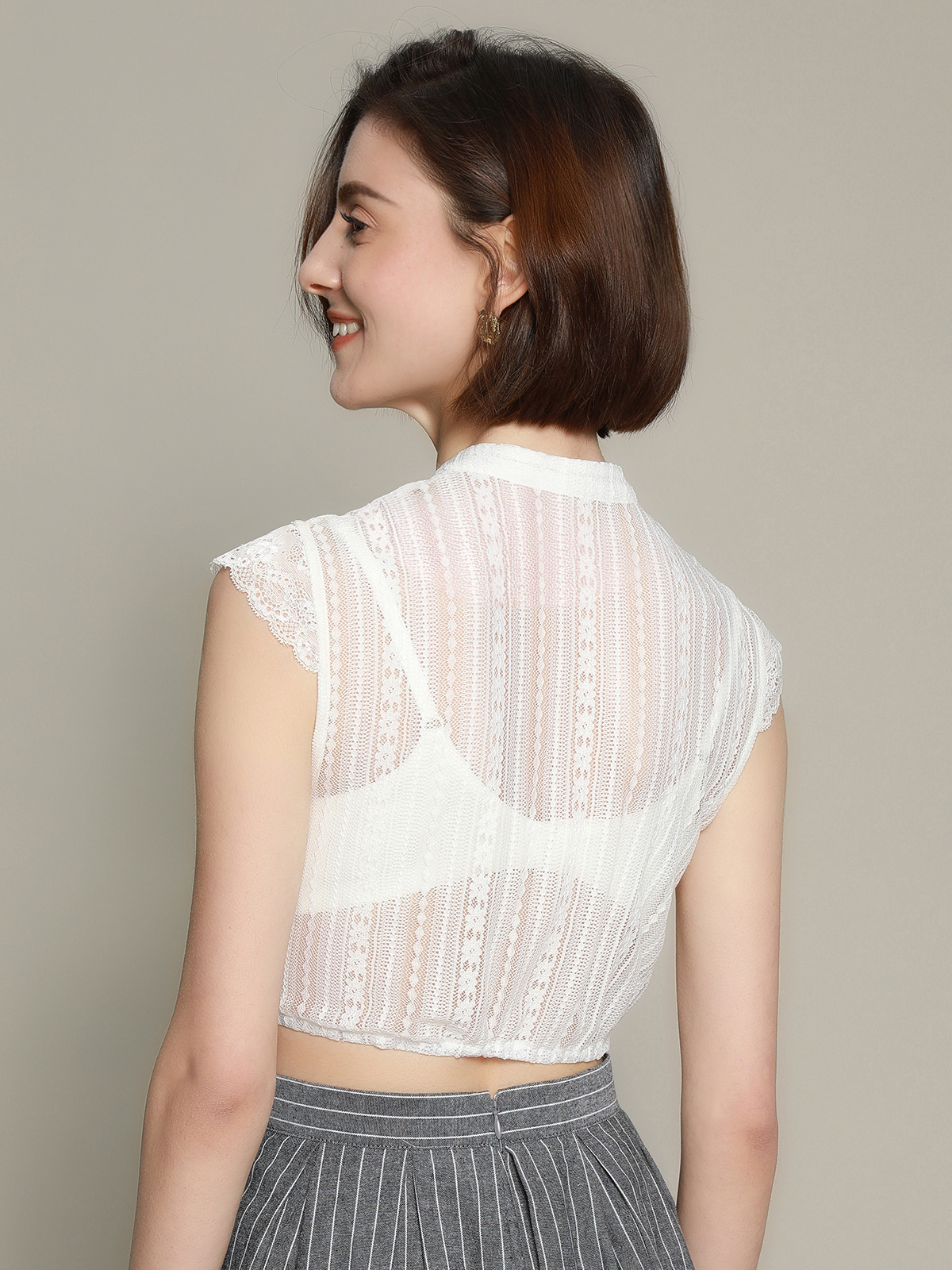 Modernes Dirndl mit weißer Bluse