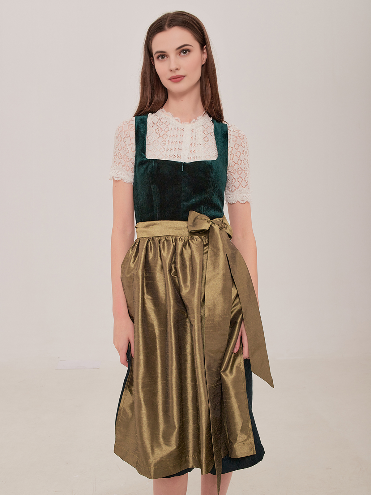Beige Herz Dirndl – zeitlose Eleganz