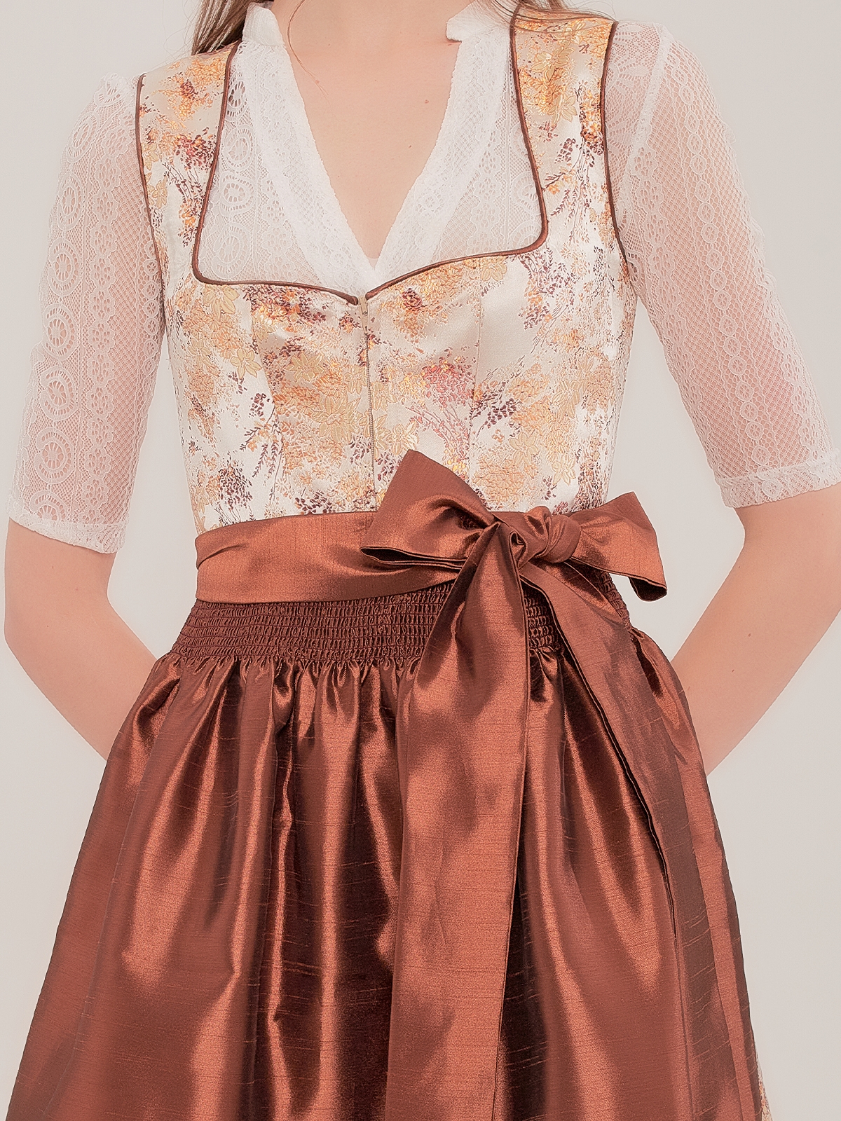 Modernes gelbes Dirndl mit floralen Details