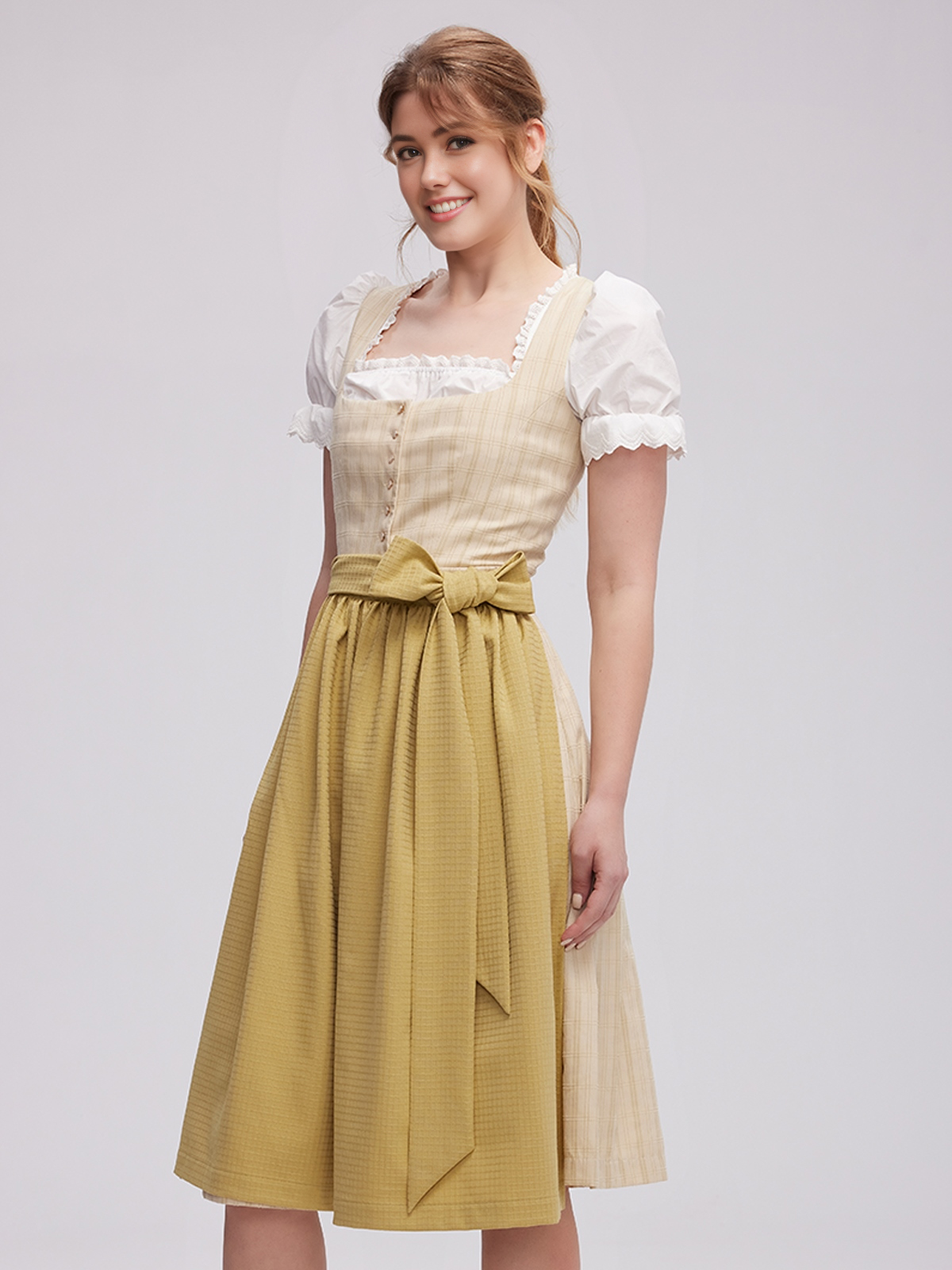 Modernes Dirndl mit Knöpfen in Grün