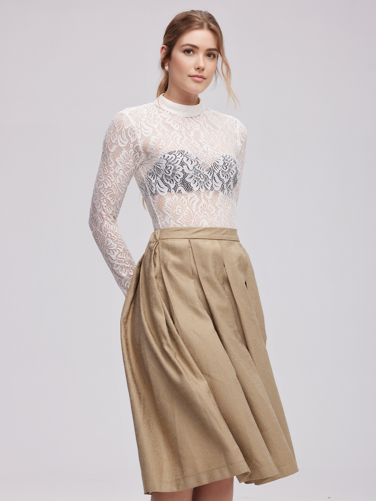 Modernes Dirndl mit eleganter Bluse