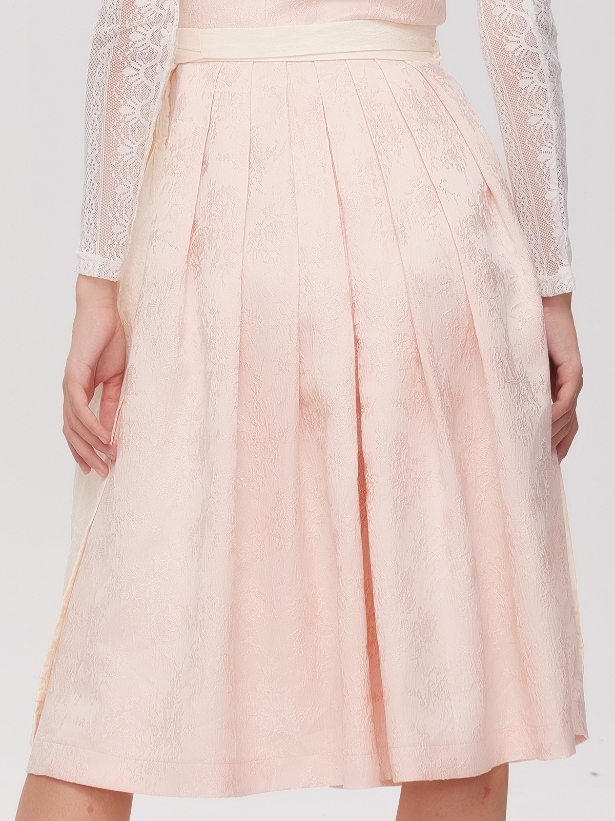 Dirndl in Rosa mit traditioneller Schürze