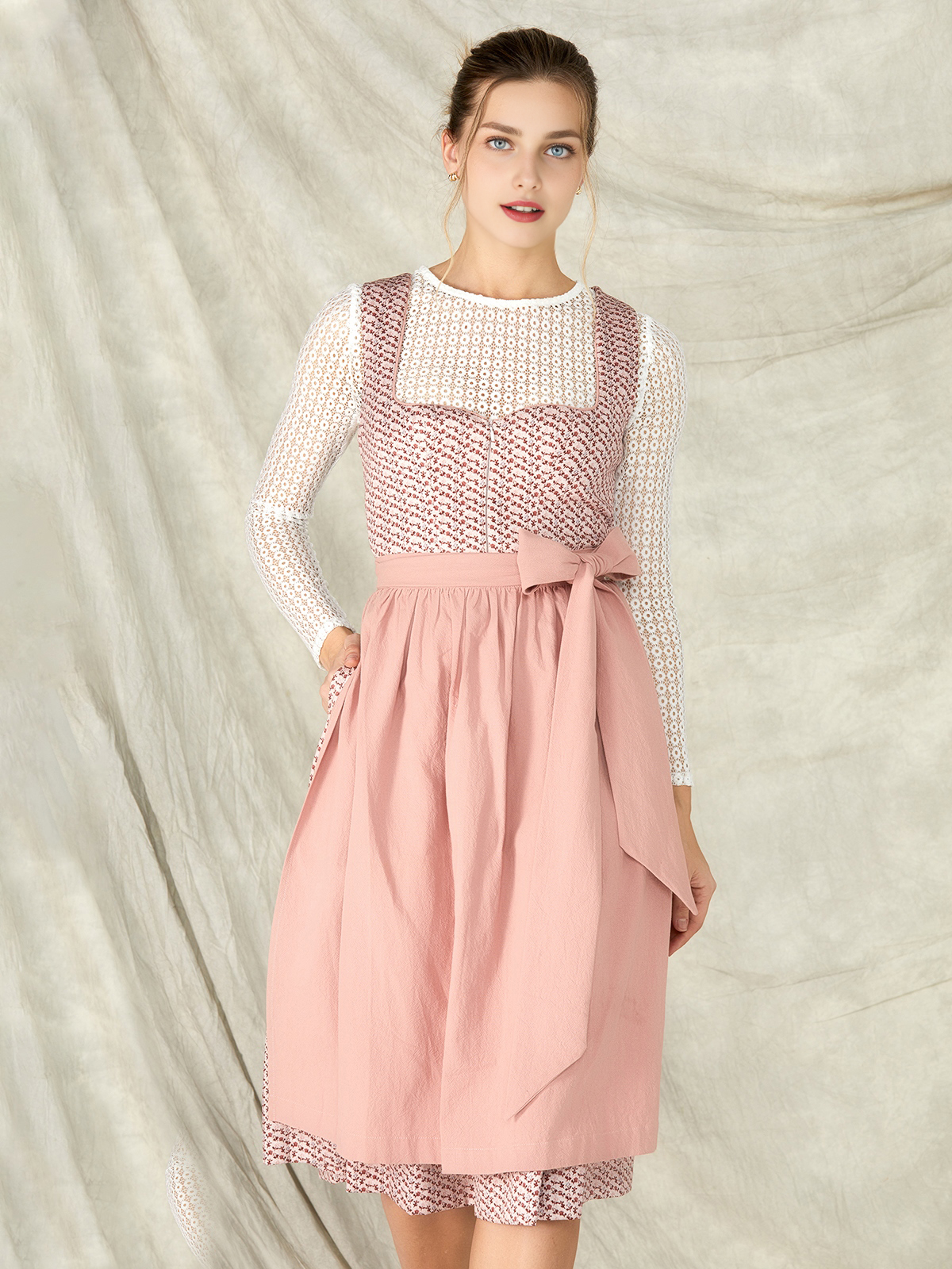 Dirndl in Rosa mit verspielten Details