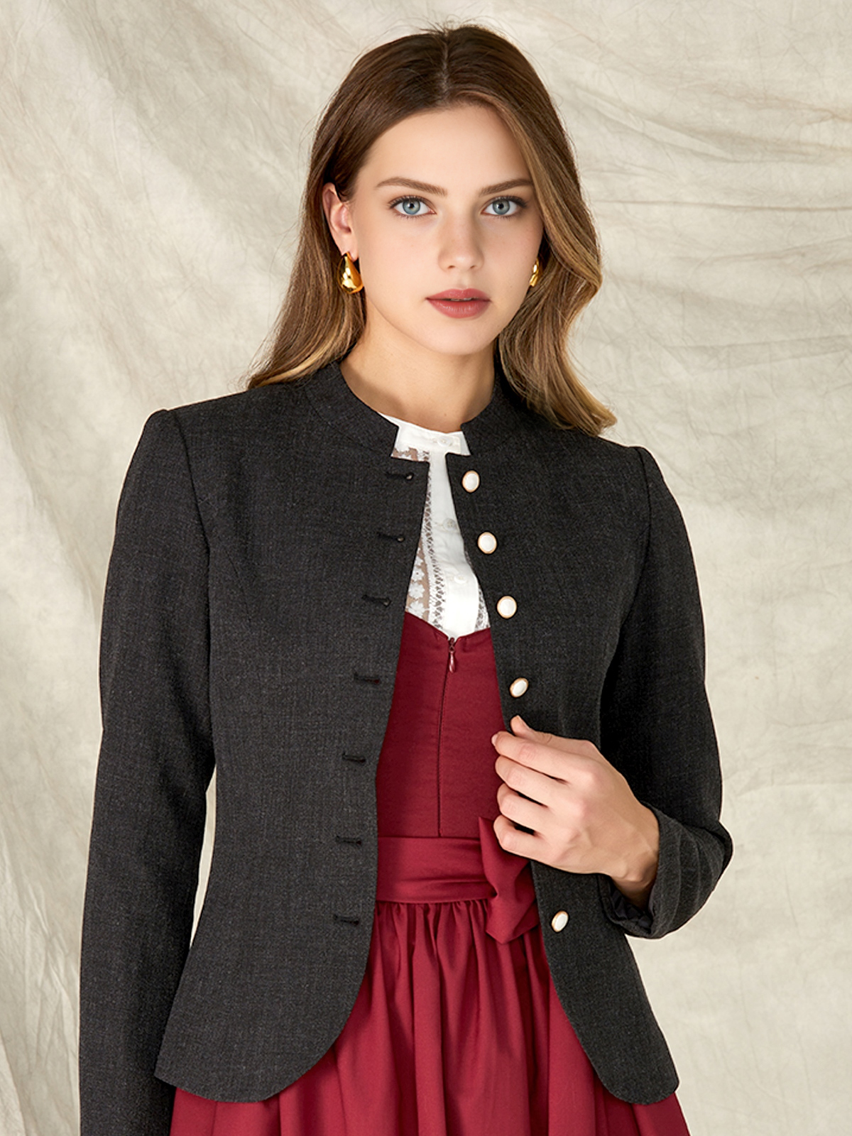 Exklusives Dirndl in Schwarz mit feinen Details