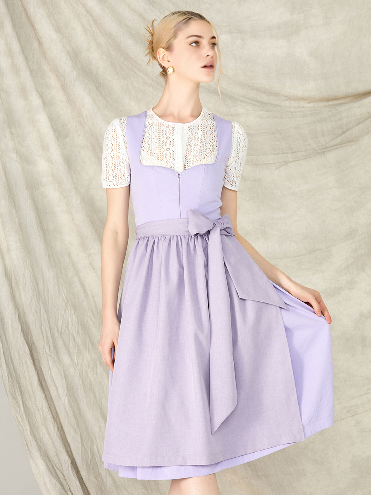 Dirndlbluse mit V-Ausschnitt und Kurzarm in Lila