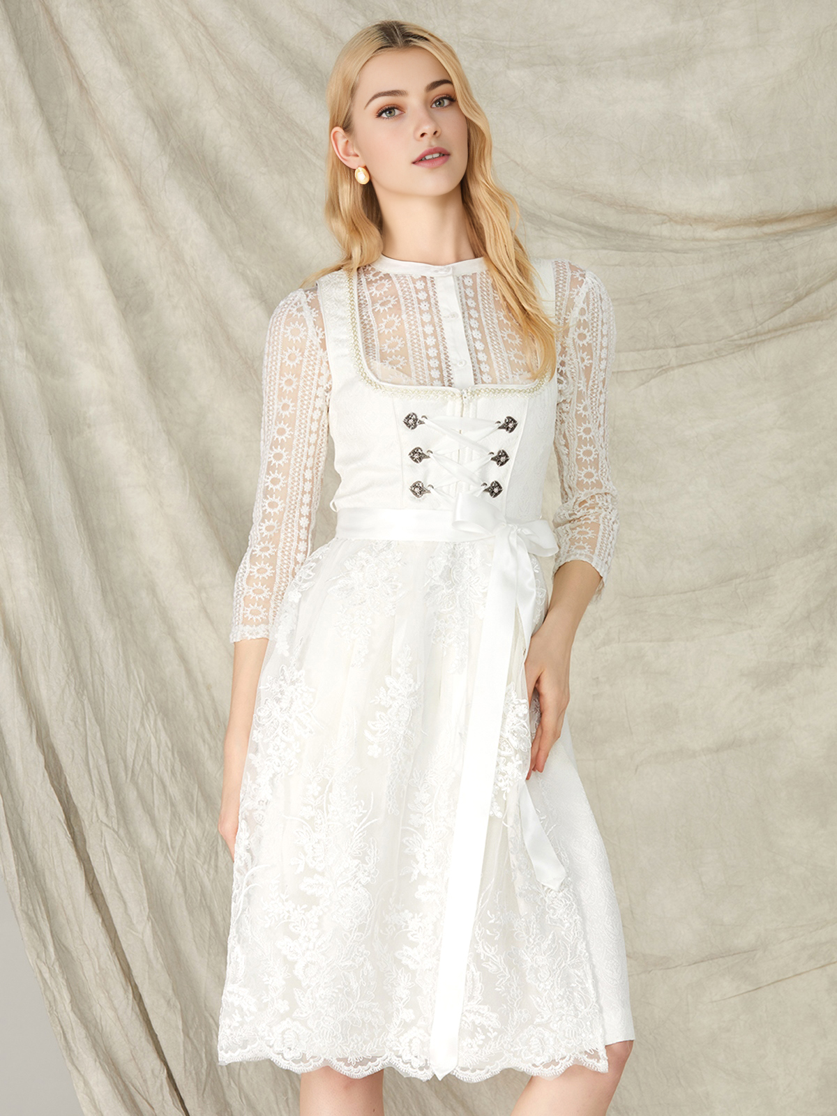 Elegantes weißes Dirndl von Jeinn