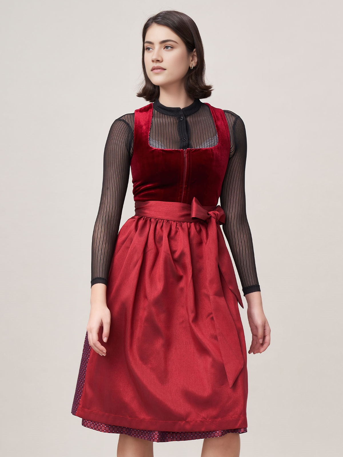 Modernes Dirndl in Rot mit taillenbetontem Schnitt