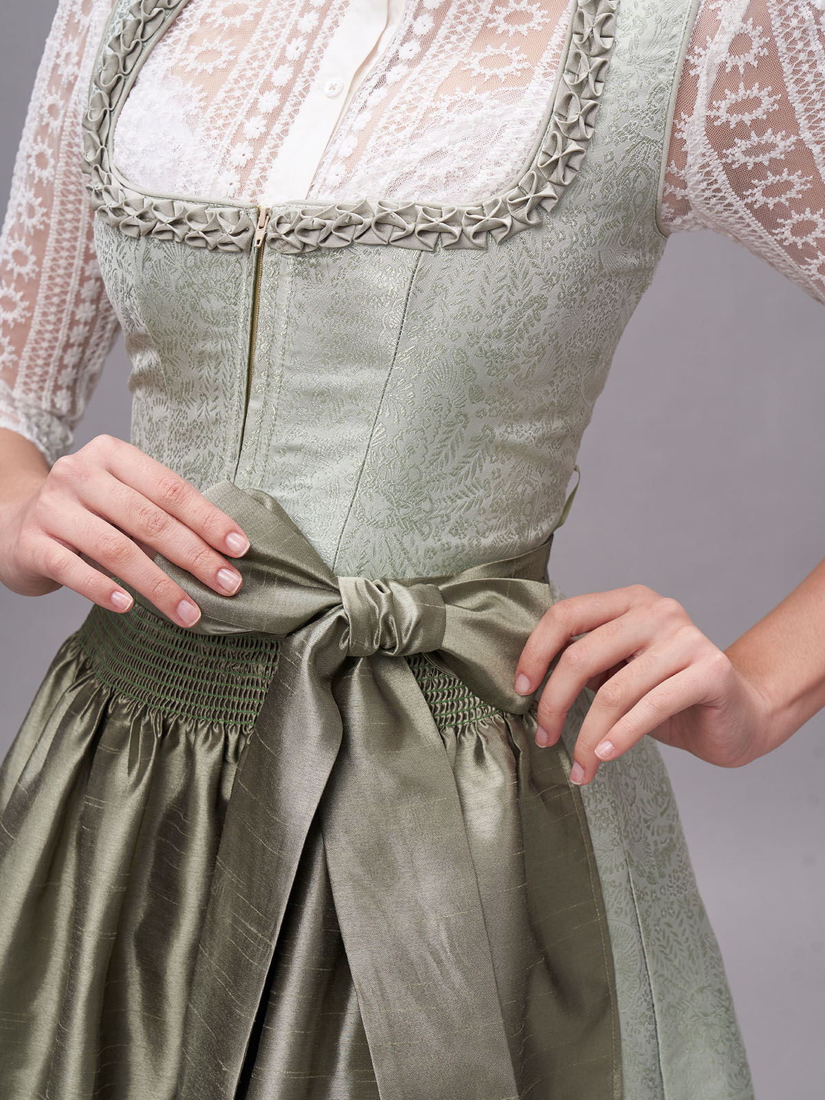 Gelbes Dirndl mit floralen Details