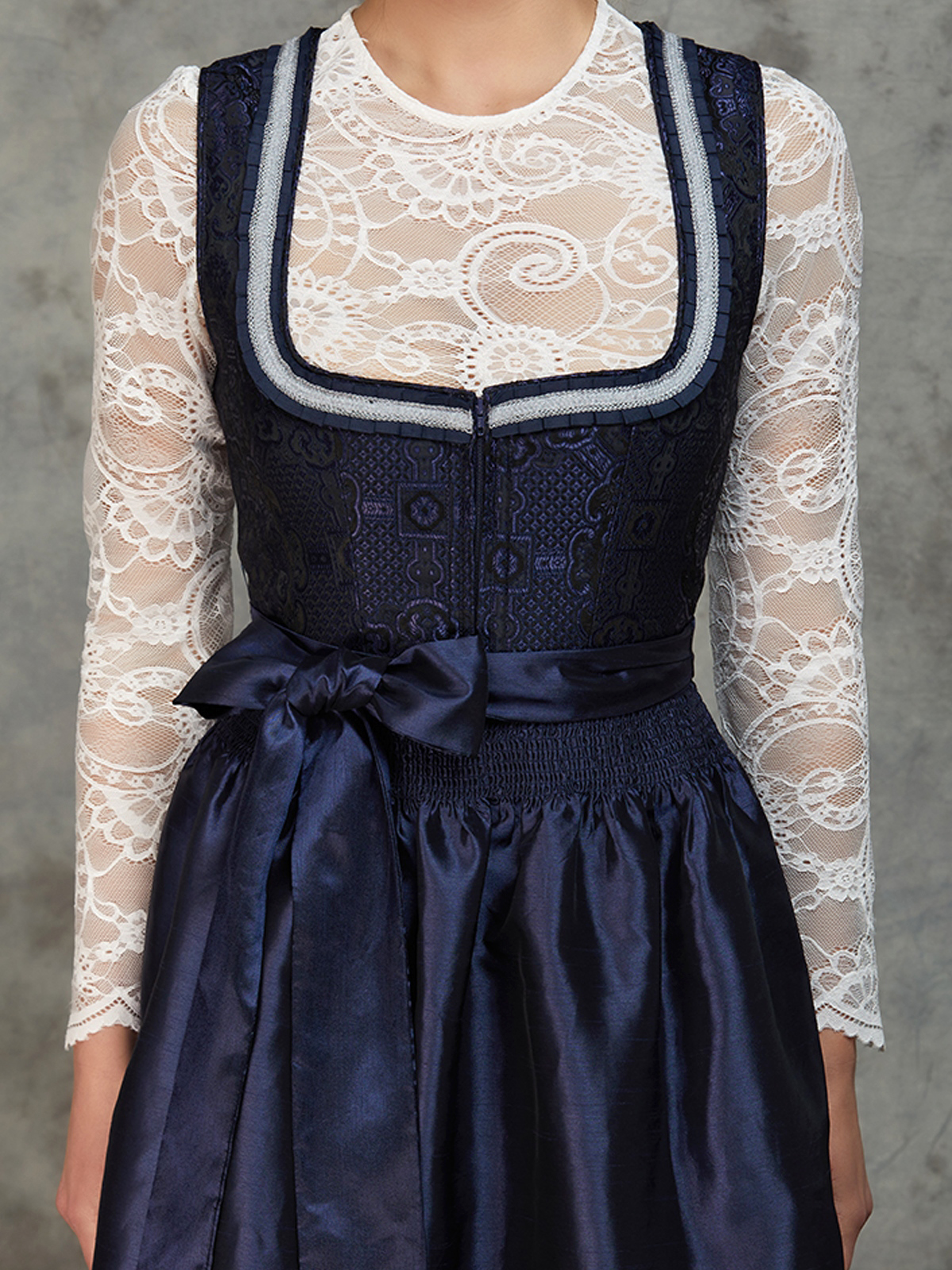 Modernes Dirndl in Blau