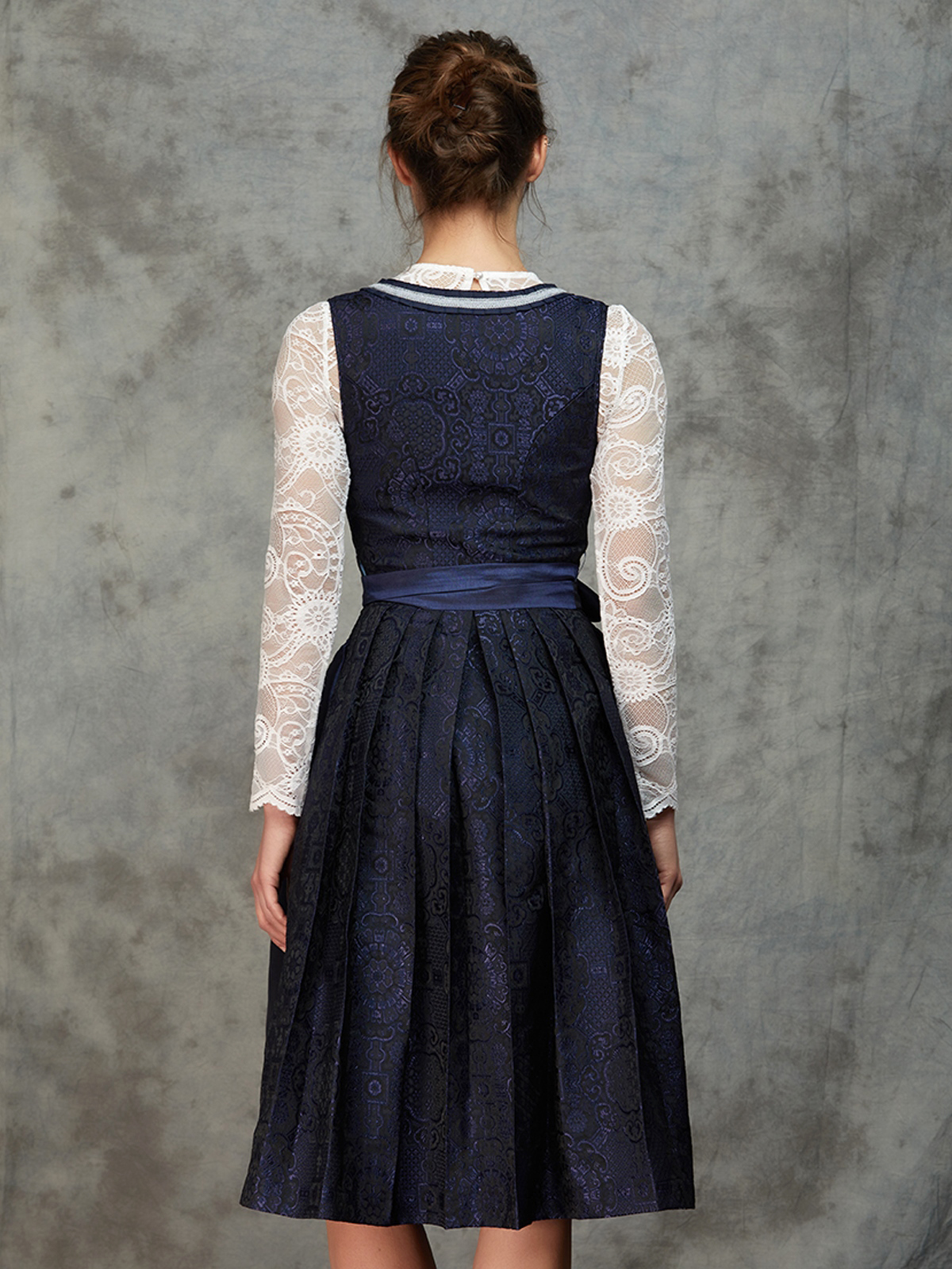 Dirndl in Braun mit modernem Schnitt