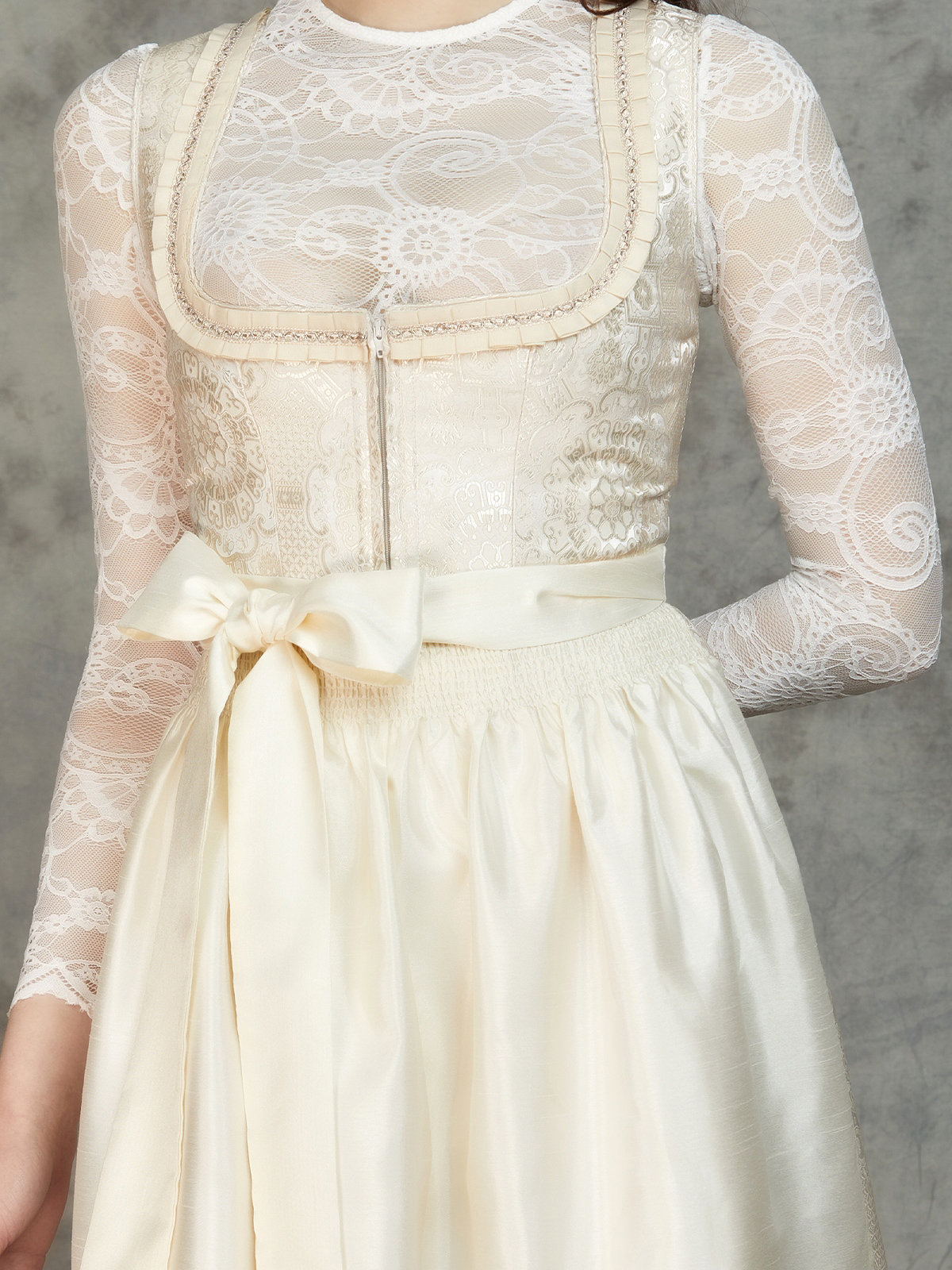 Elegantes weißes Dirndl mit Spitzenverzierung
