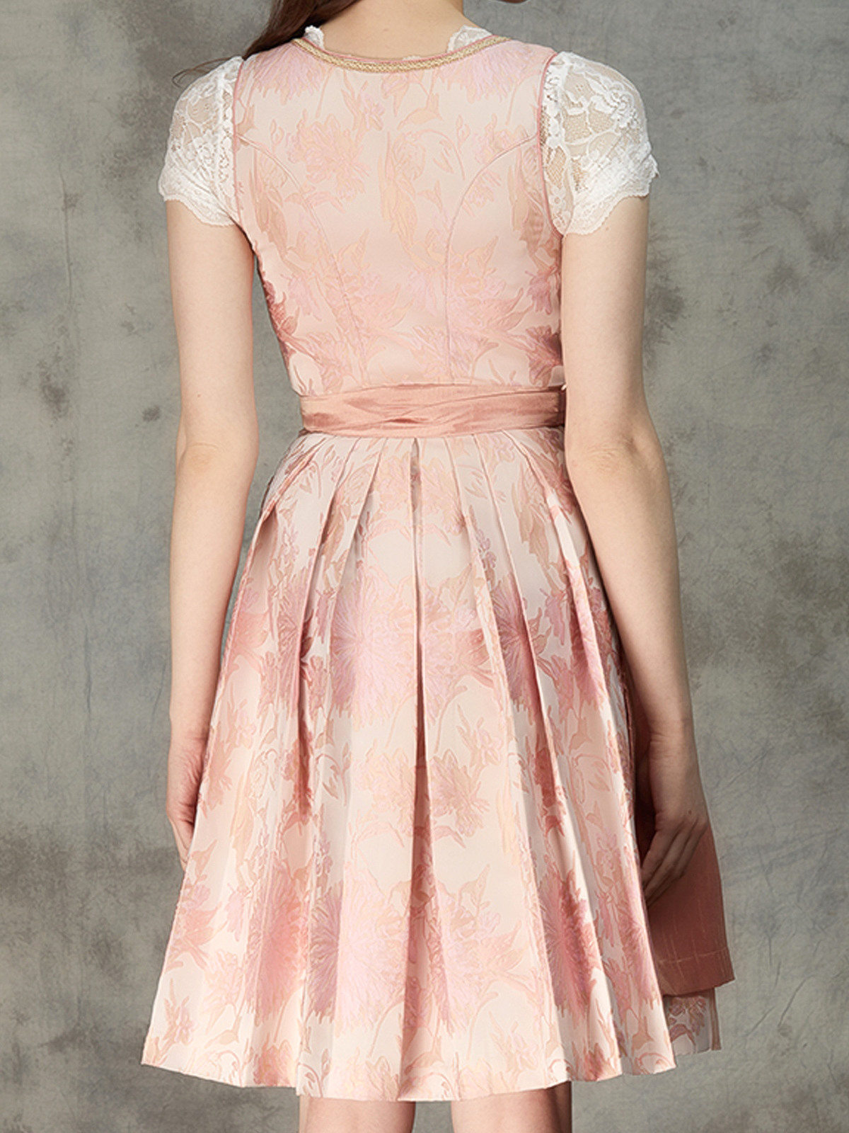 Dirndl in Rosa mit moderner Frisur