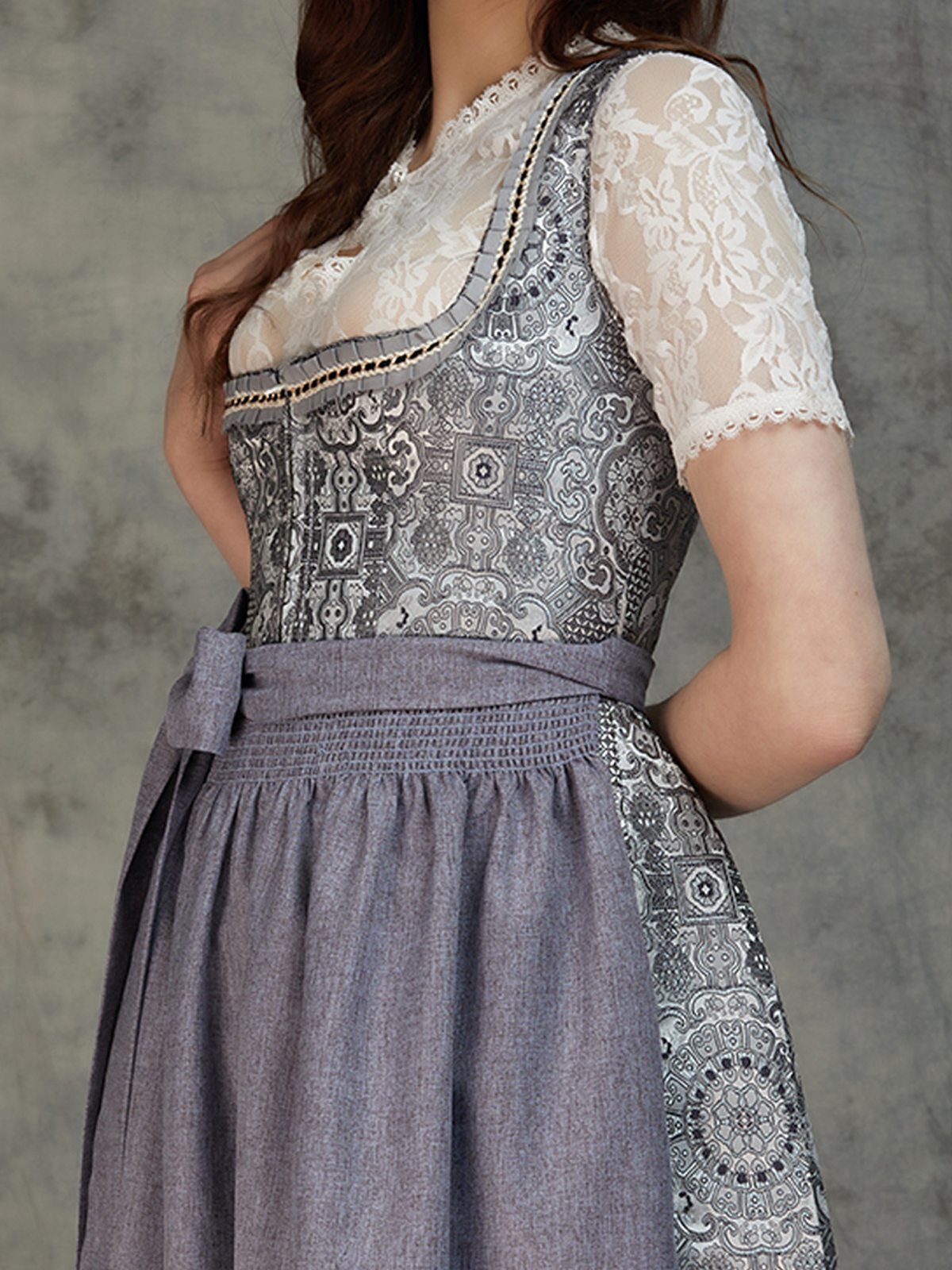 Modernes Dirndl in Grau