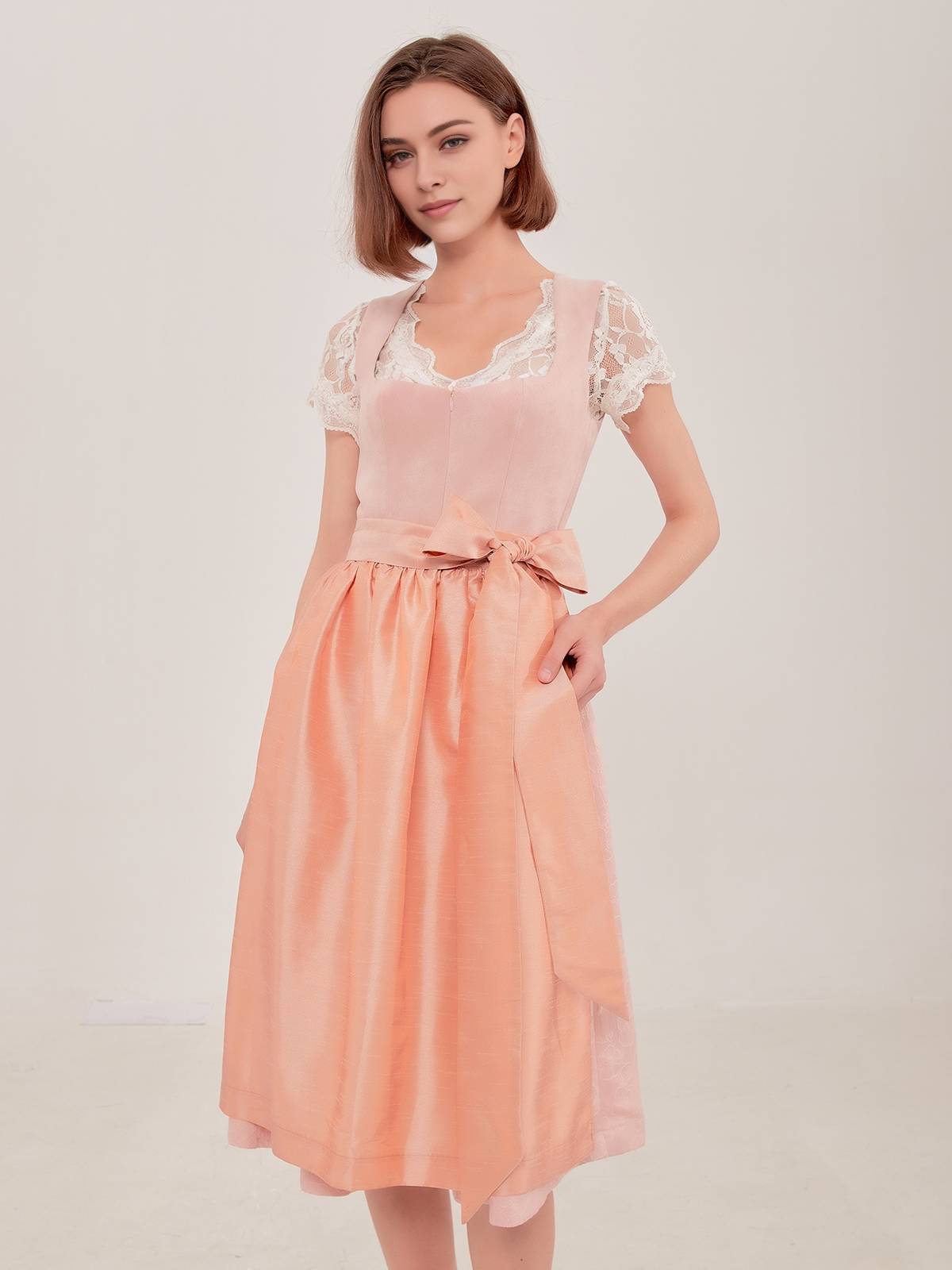 Dirndl Bluse Langarm in Rosa mit Spitzenbesatz