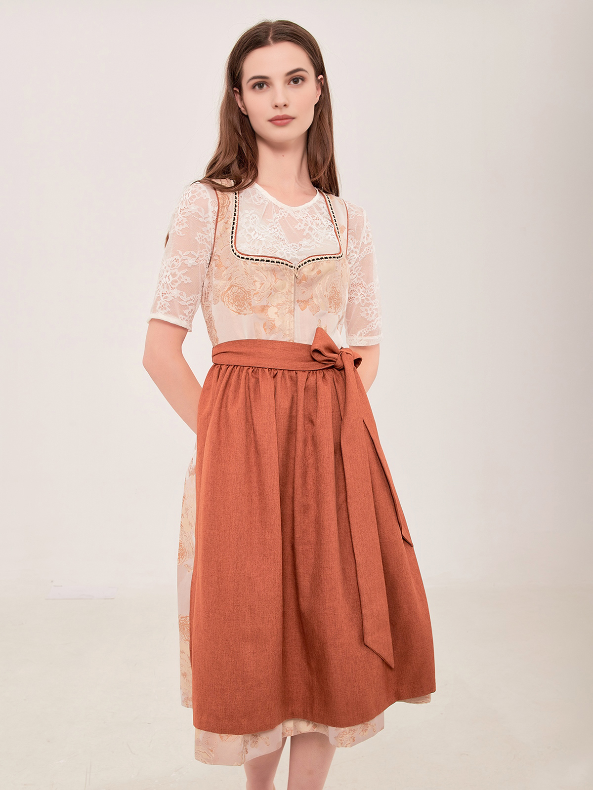 Modernes Dirndl in Braun mit schmeichelhaftem Schnitt