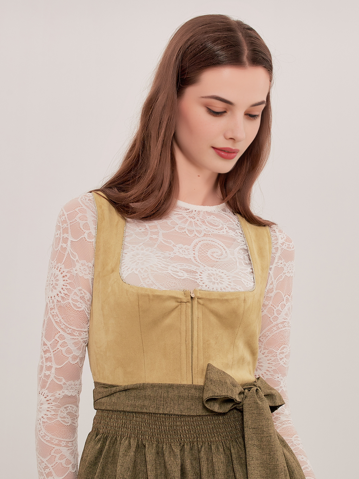 Grüne Dirndlbluse mit floralen Details