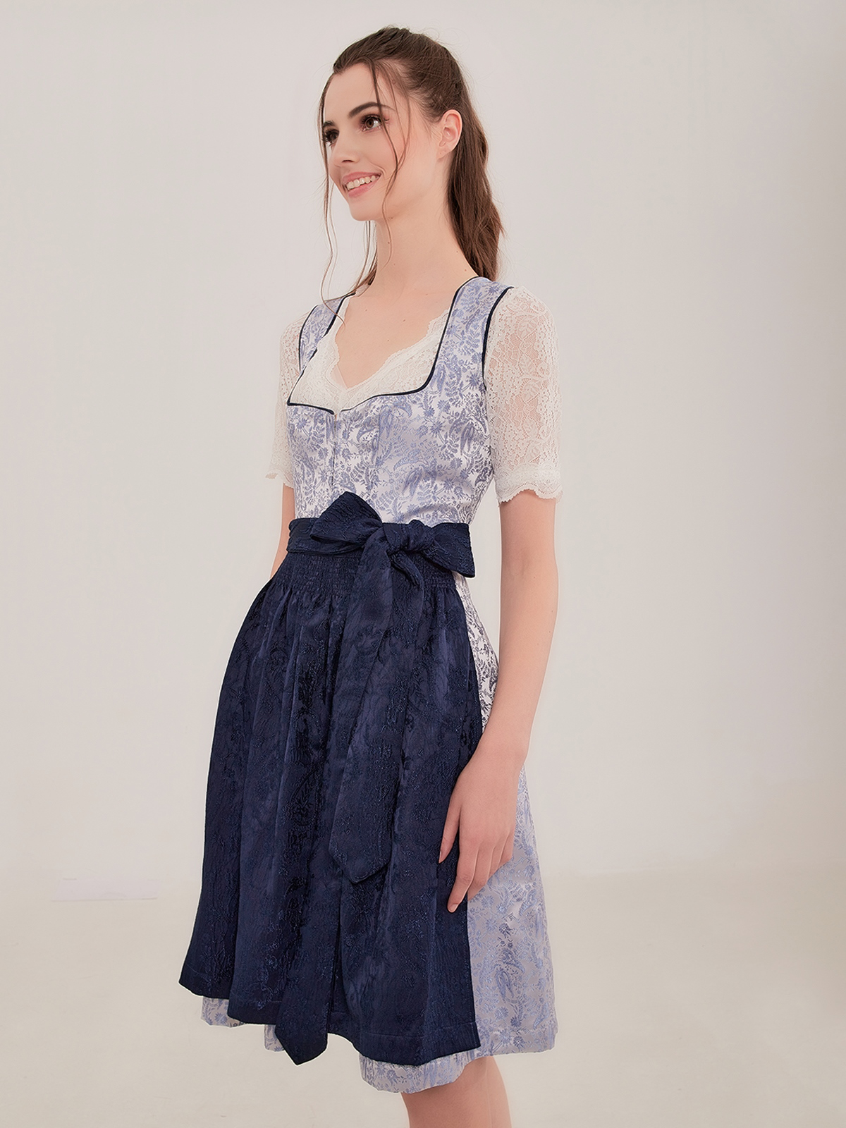 Modernes blaues Dirndl von Ehreer