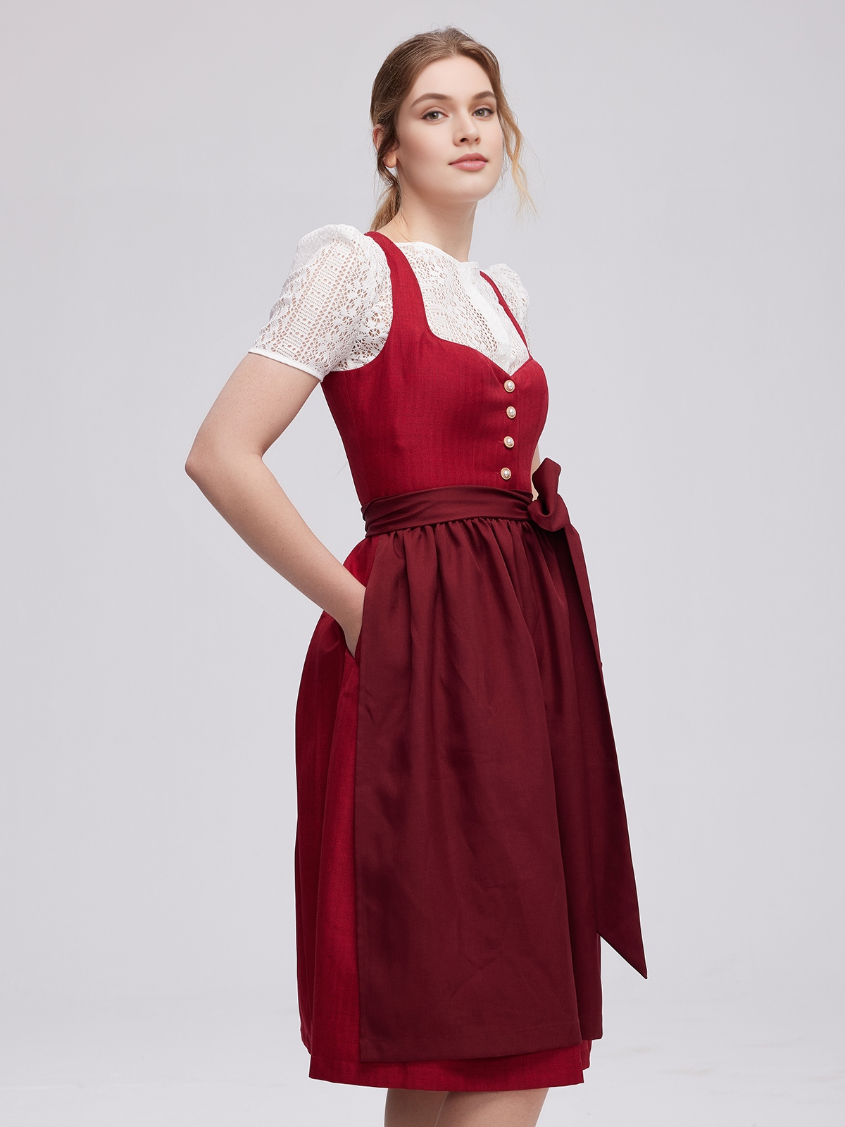 Dirndl in Rot – ein Beispiel für moderne Trachtenmode