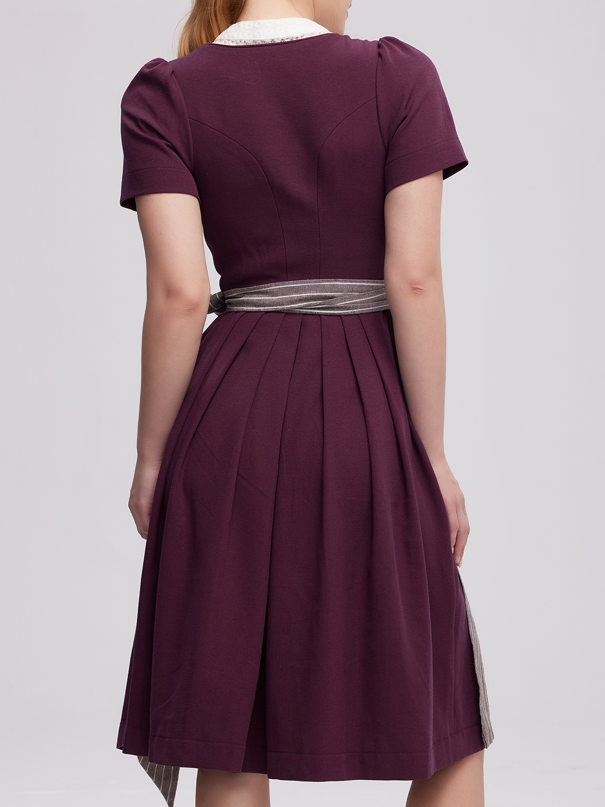 Elegantes lila einfarbiges Dirndl mit hochwertiger Verarbeitung