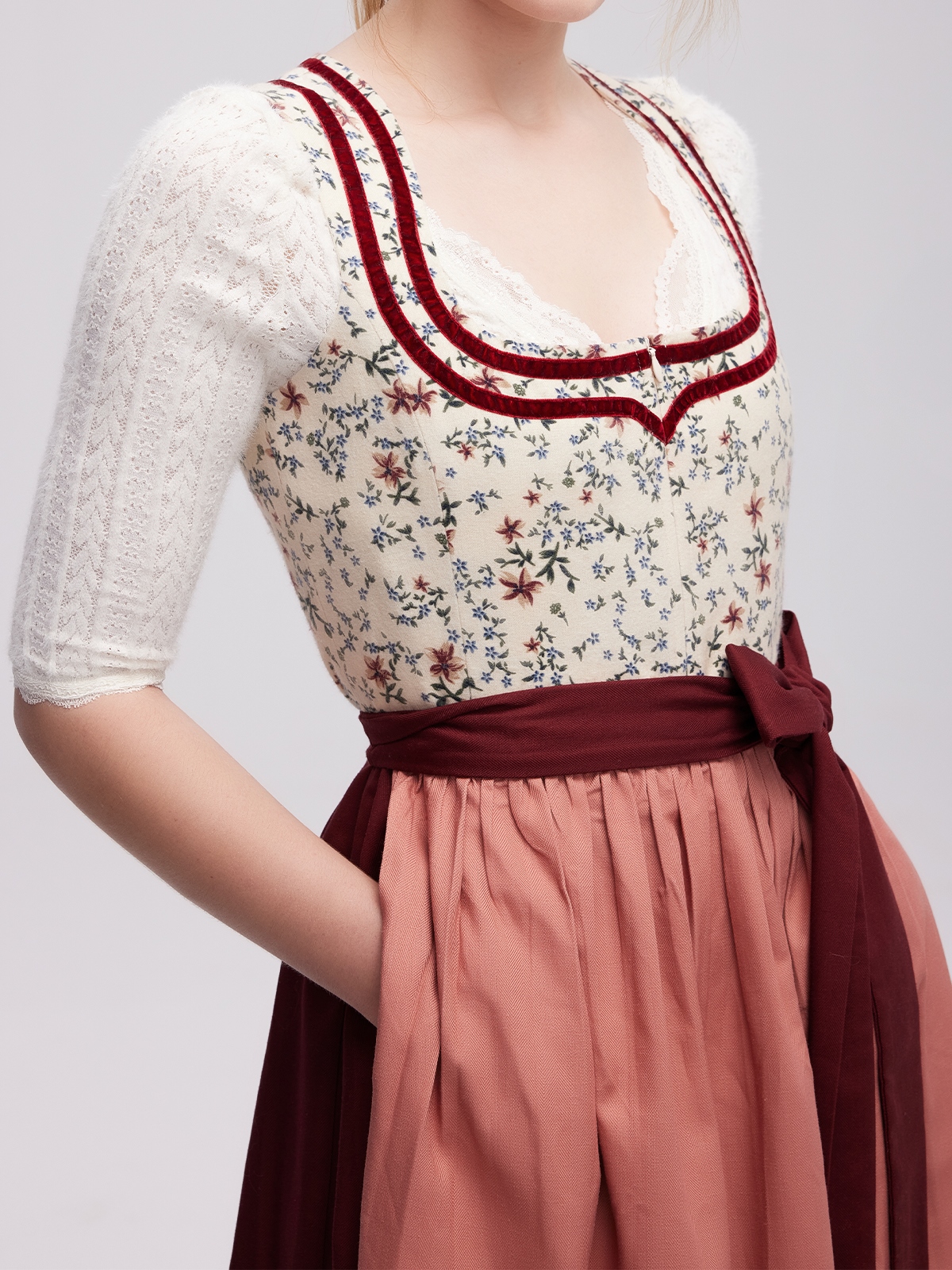Grünes Dirndl mit floralen Details