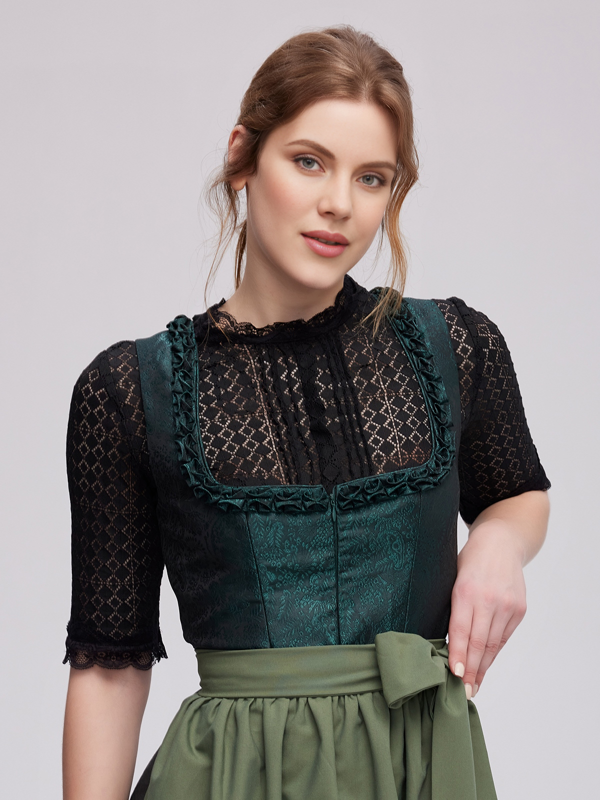 Dirndl mit V-Ausschnitt Bluse