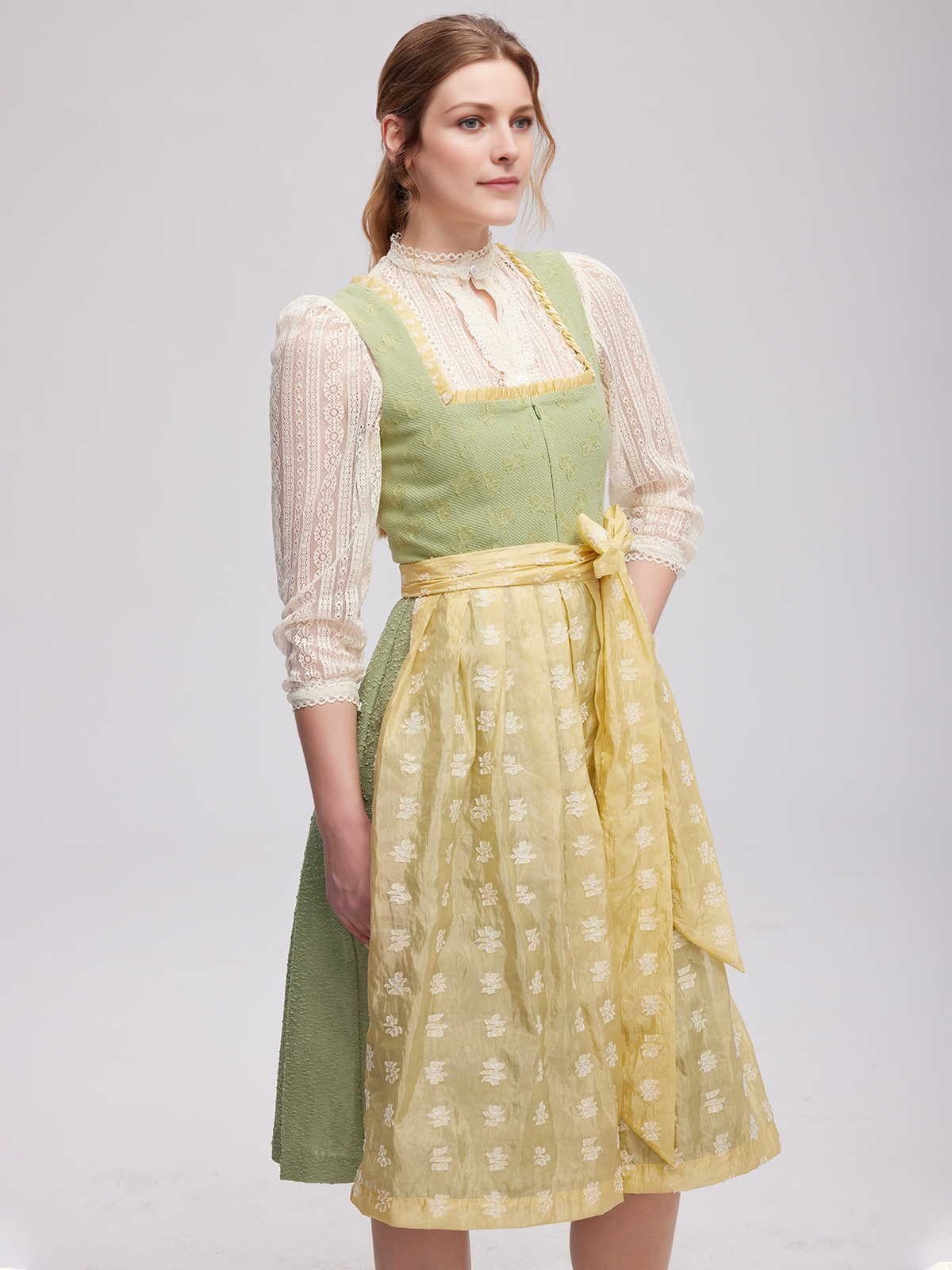 Modernes Dirndlkleid in Rosa mit floralen Details
