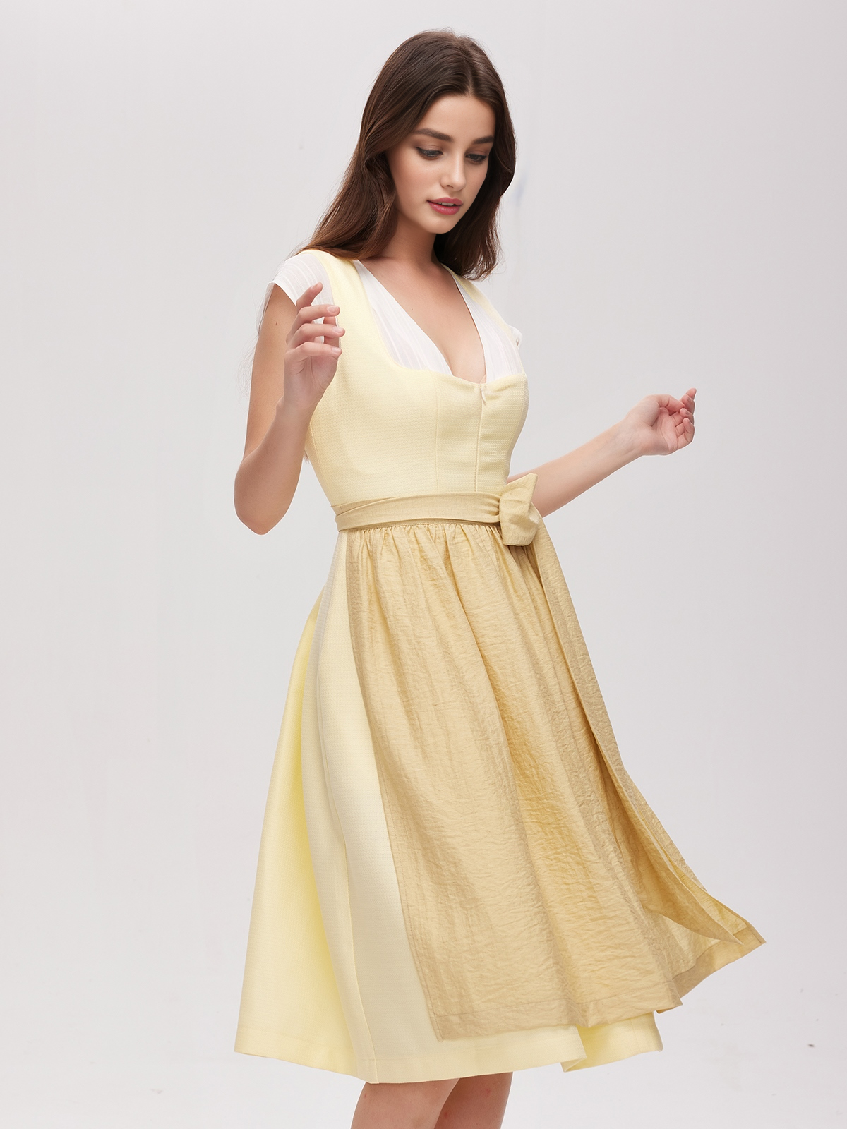 Ein elegantes lila Dirndl mit modernen Accessoires