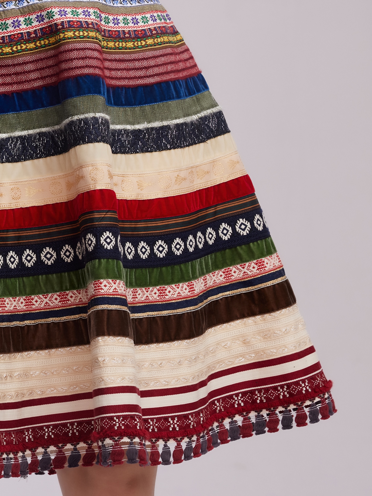 Moderne Dirndl in rot und grün