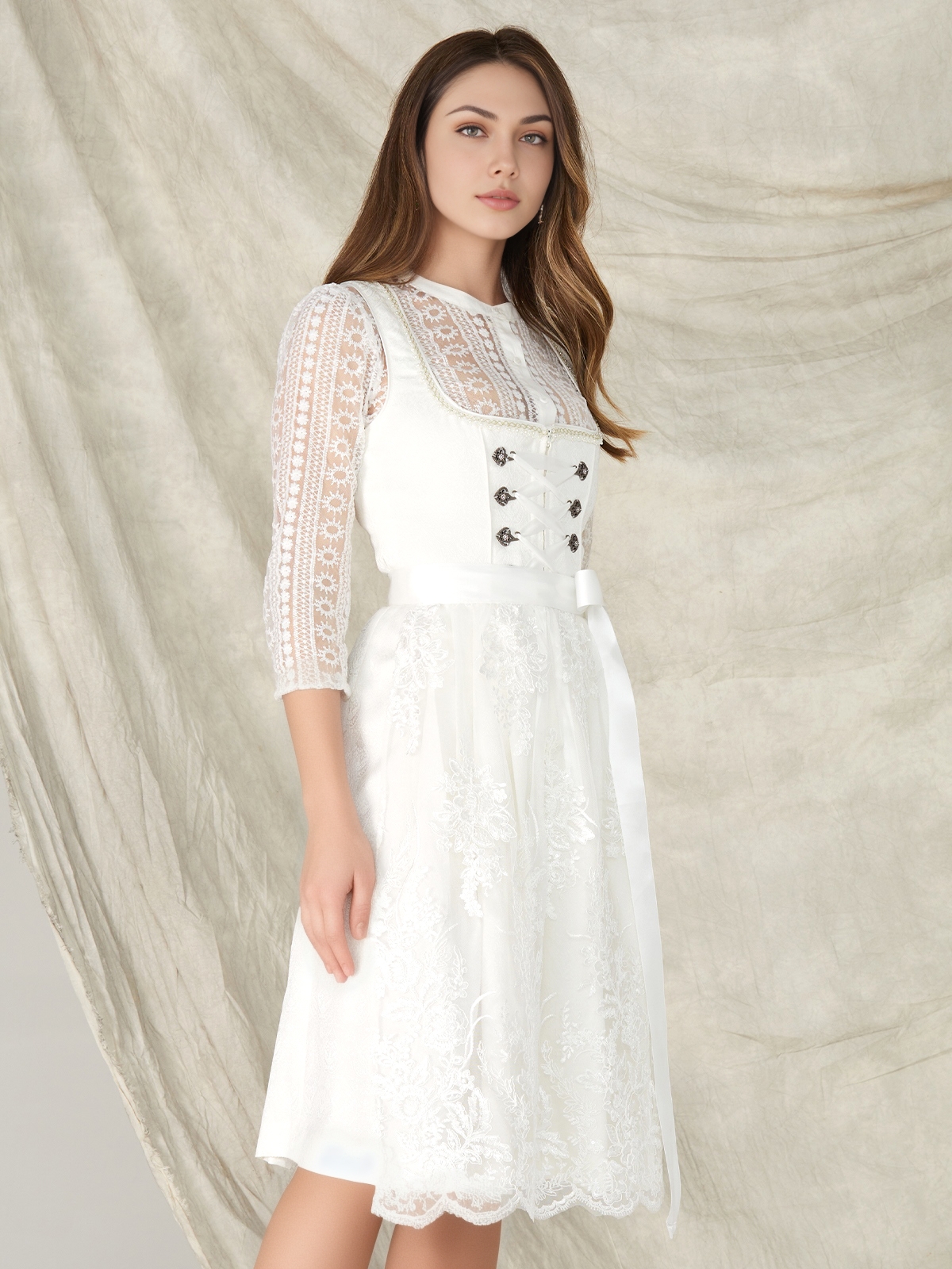 Dirndl mit Herzausschnitt in Weiß