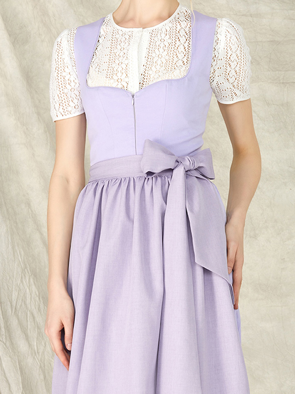 Dirndl Leder in Lila – zeitlos und elegant