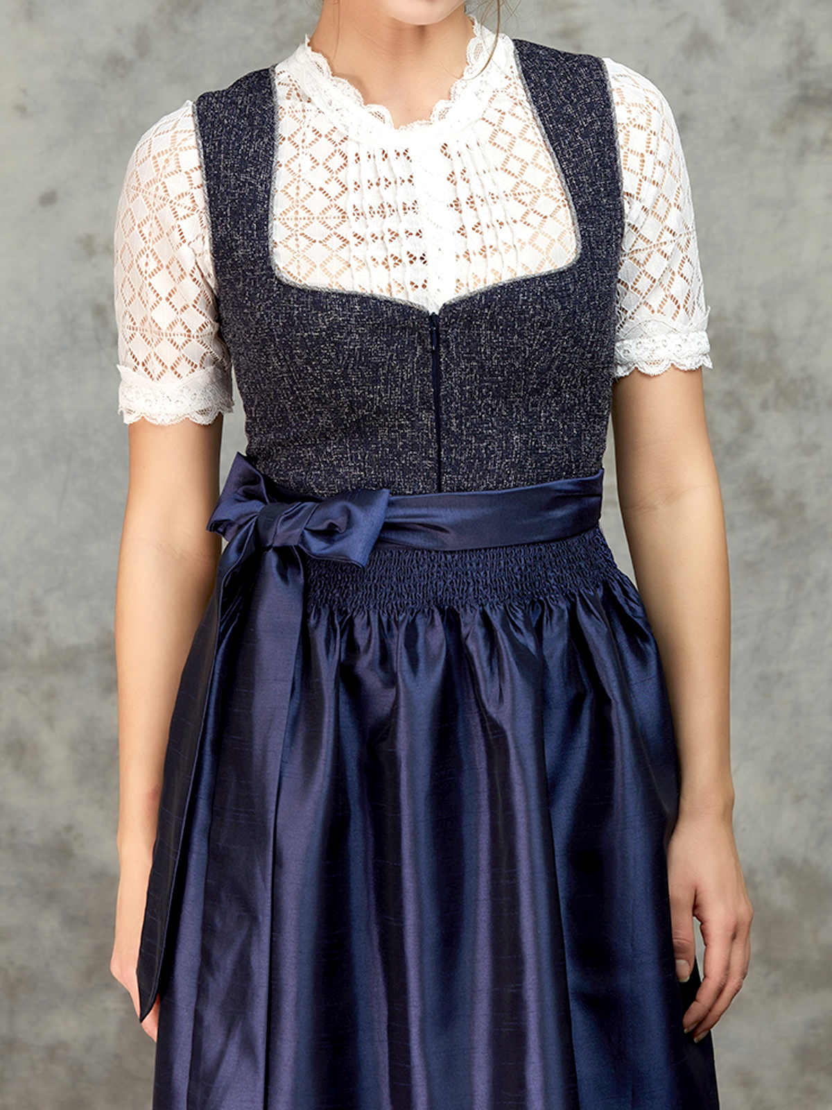 Dirndl Waldgrün mit eleganter Bluse
