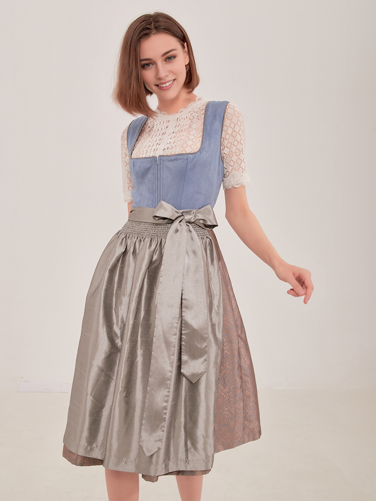 Modernes Dirndl in Blau mit raffiniertem Dekolleté