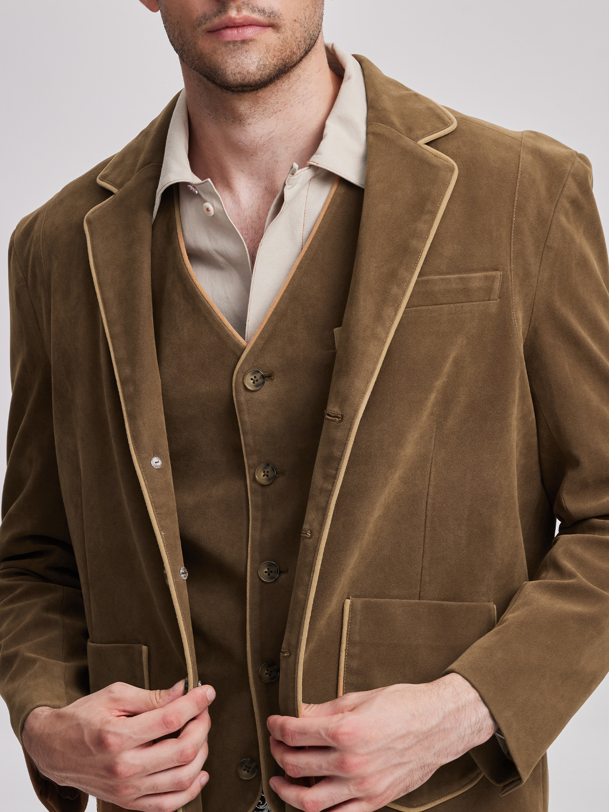 Beige Dirndl mit gelber Schürze