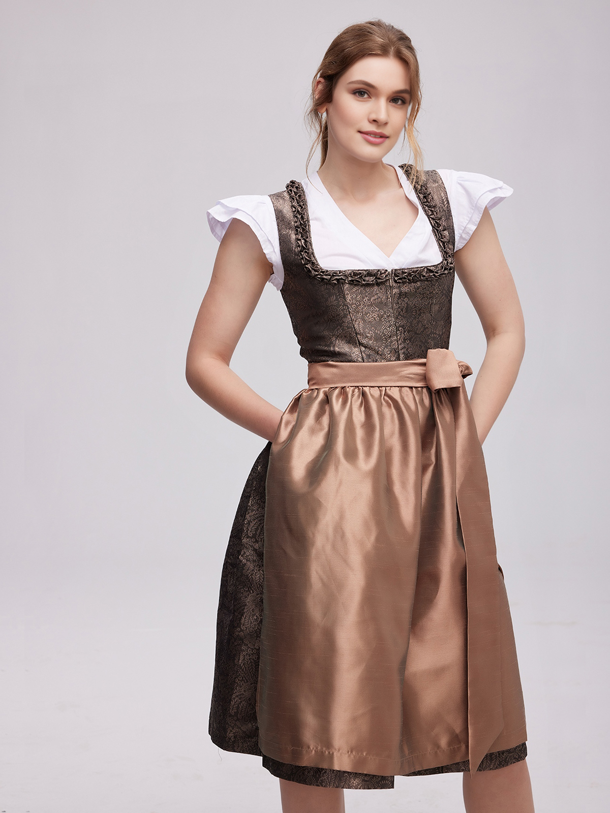 Kinder in Lederhosen und Dirndl