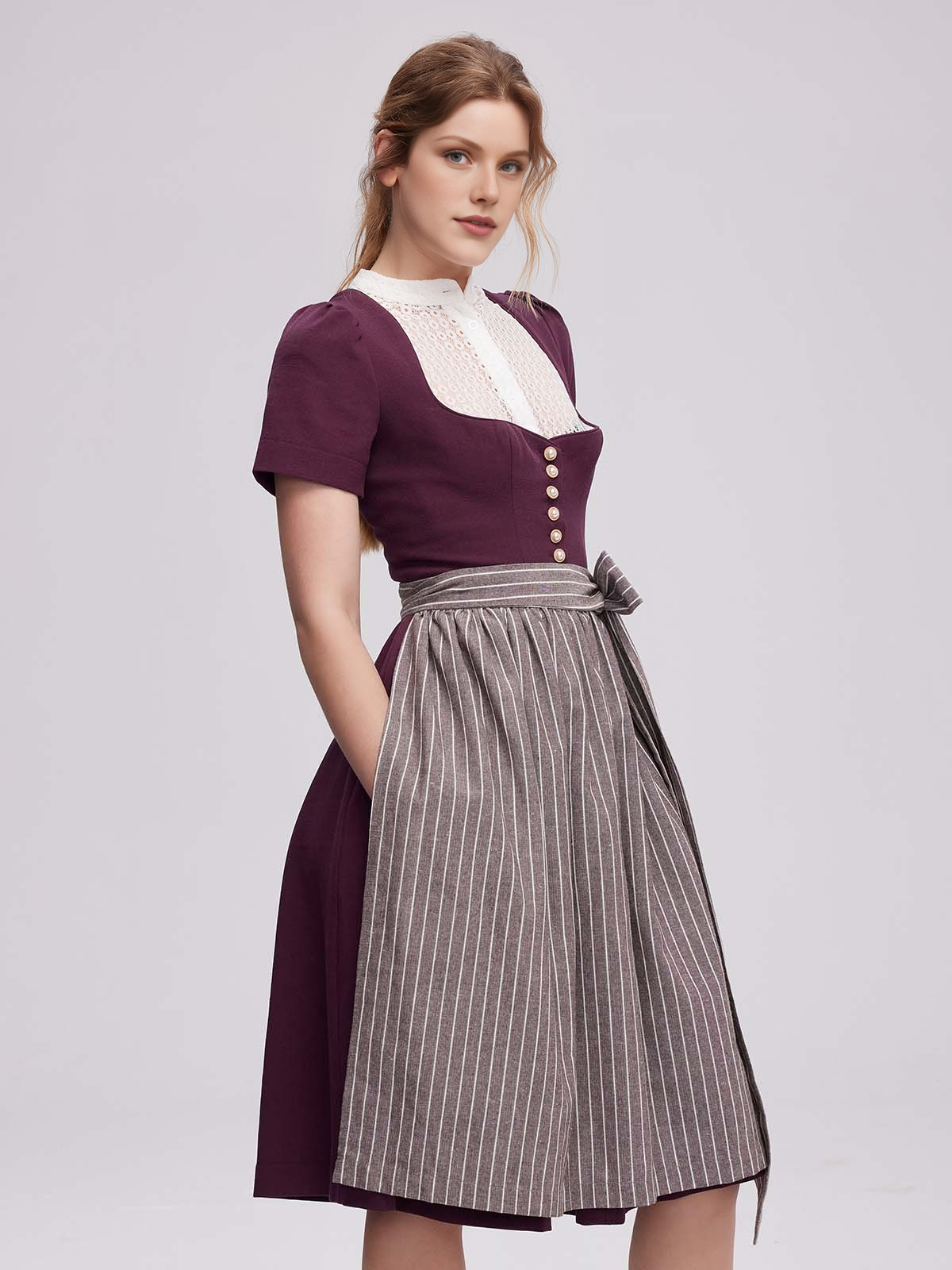 Moderne dunkle Dirndl in Lila – schlank und elegant