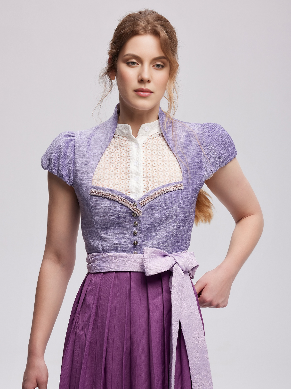 Olivgrünes Dirndl mit modernem Schnitt