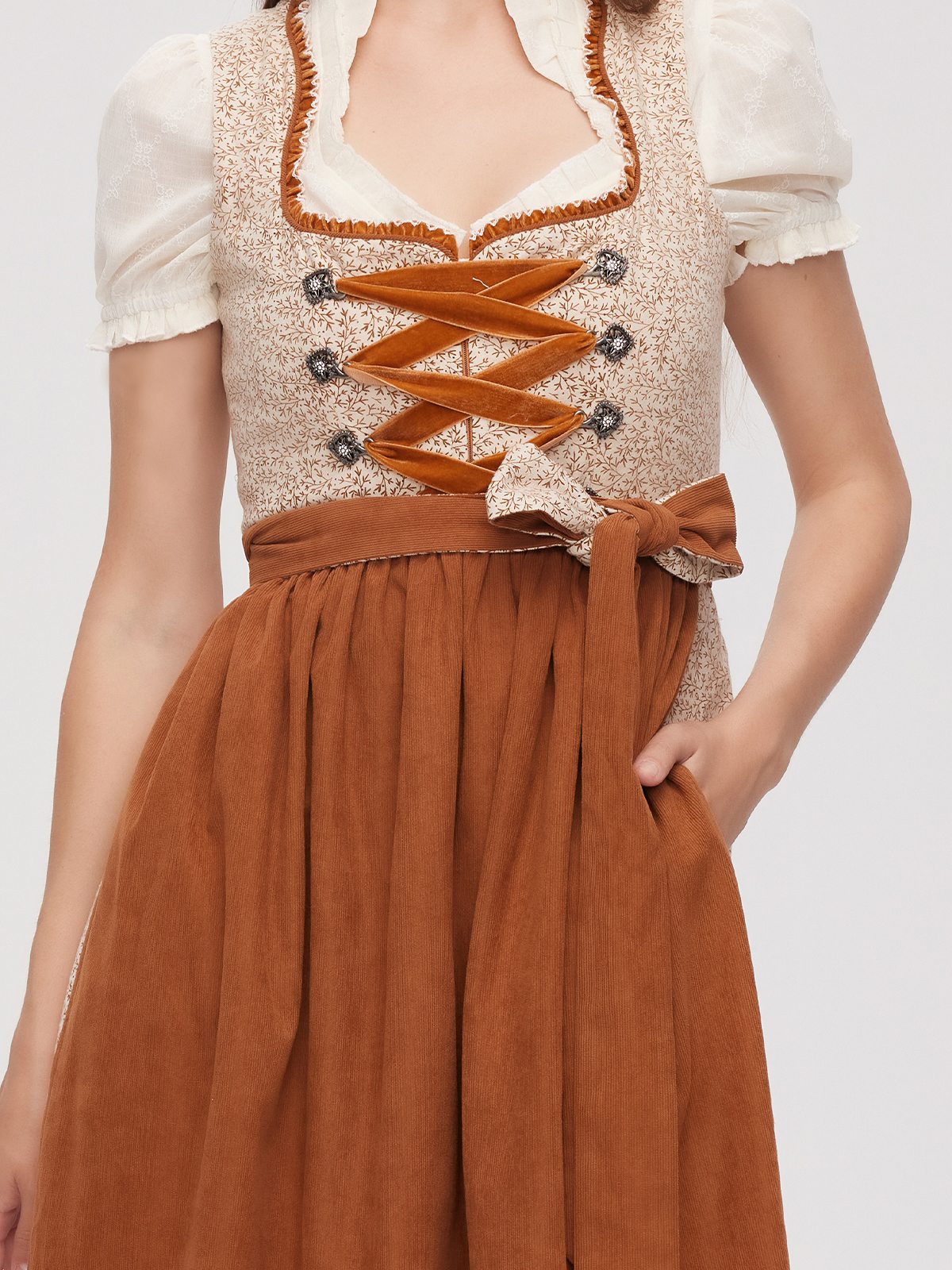 Dirndl in Braun