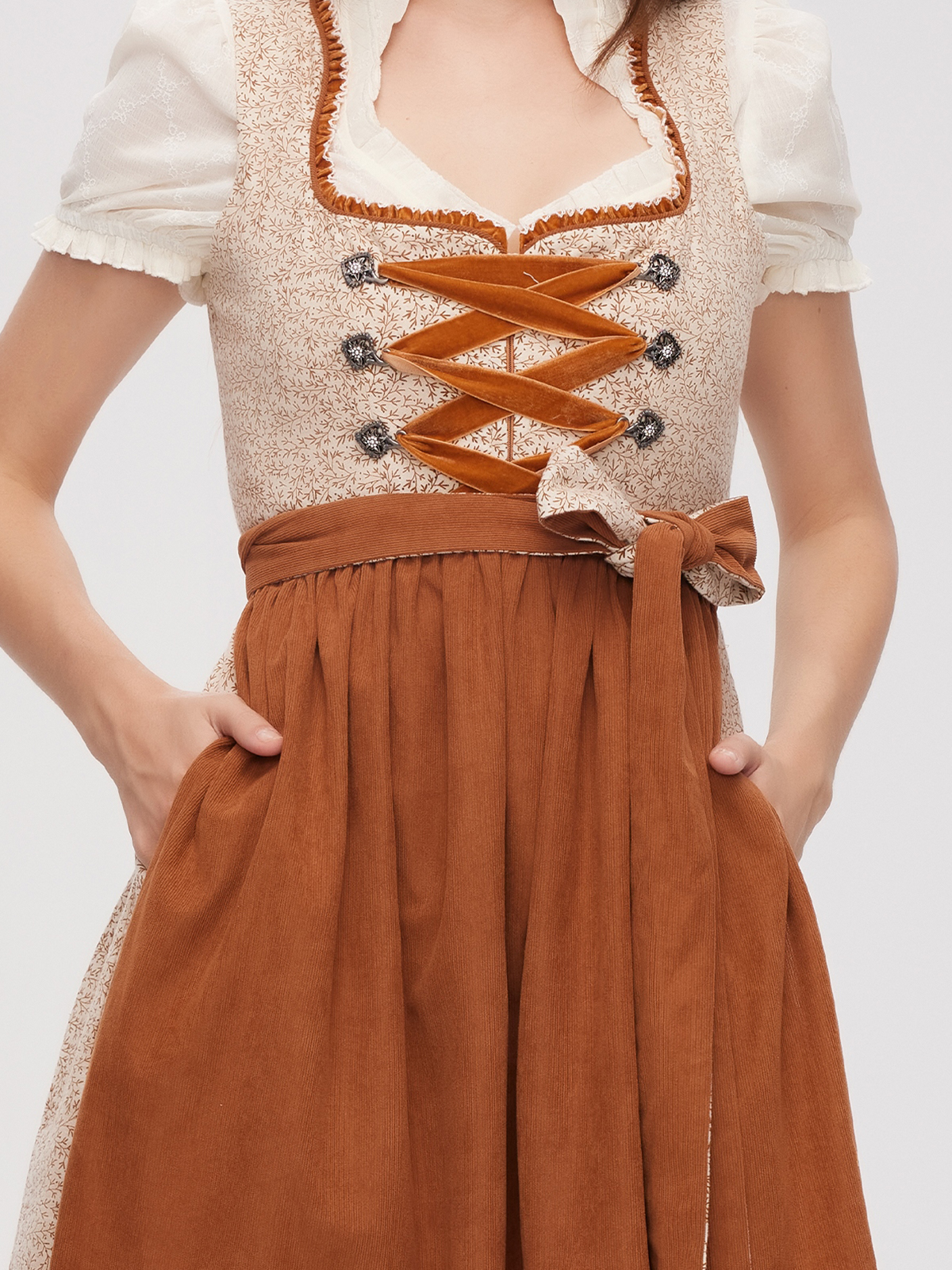 Dirndl in Braun mit 70 cm Länge