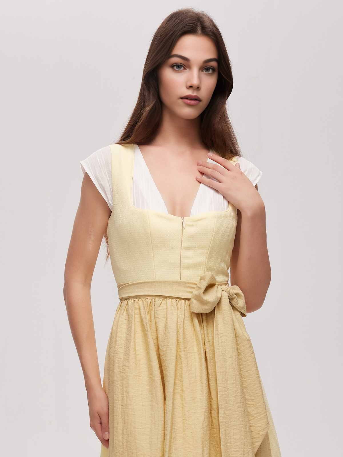 Modernes blaues Dirndl mit eleganter Schürze