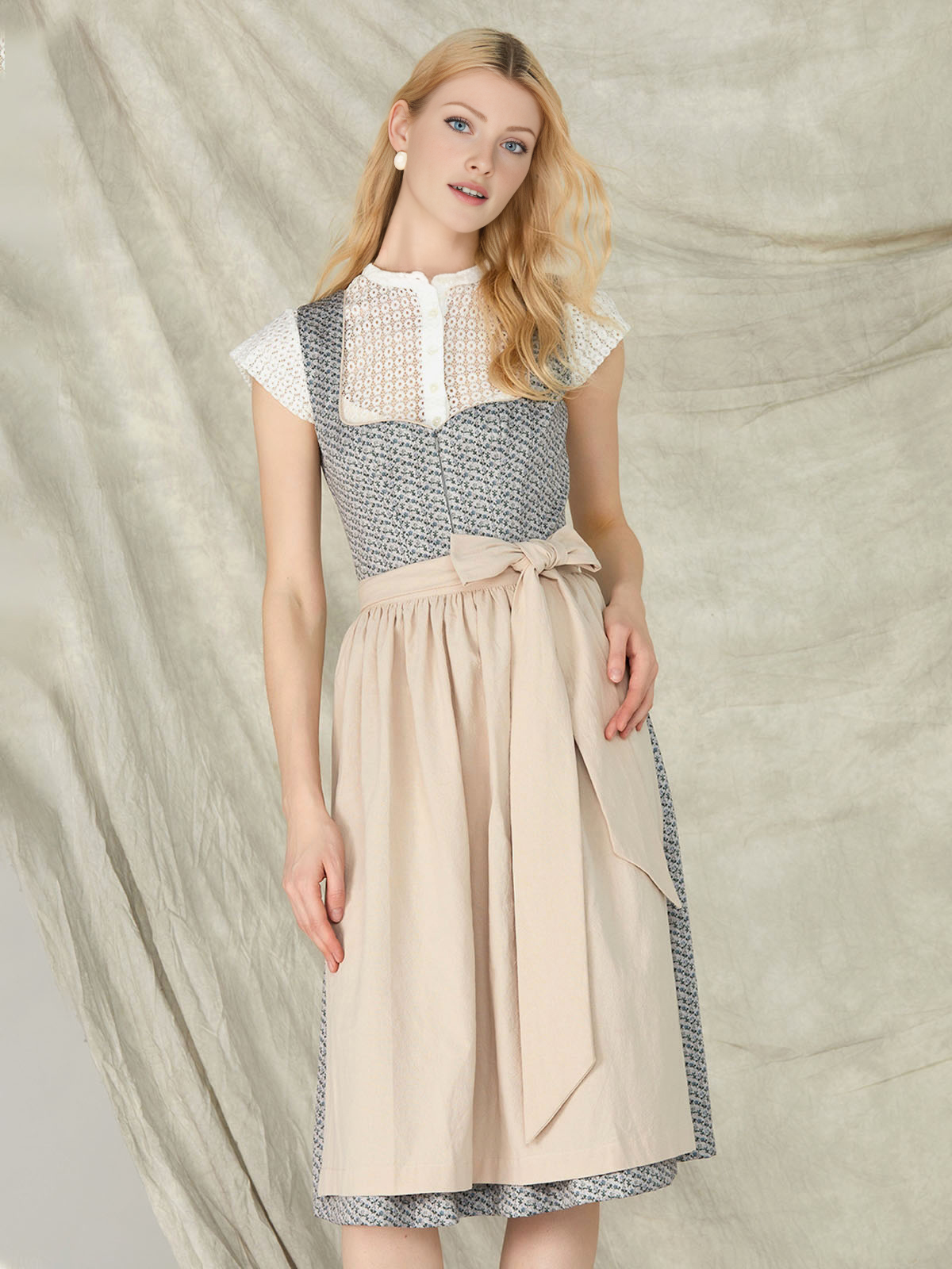 Modernes blaues Dirndl mit figurbetonter Taille