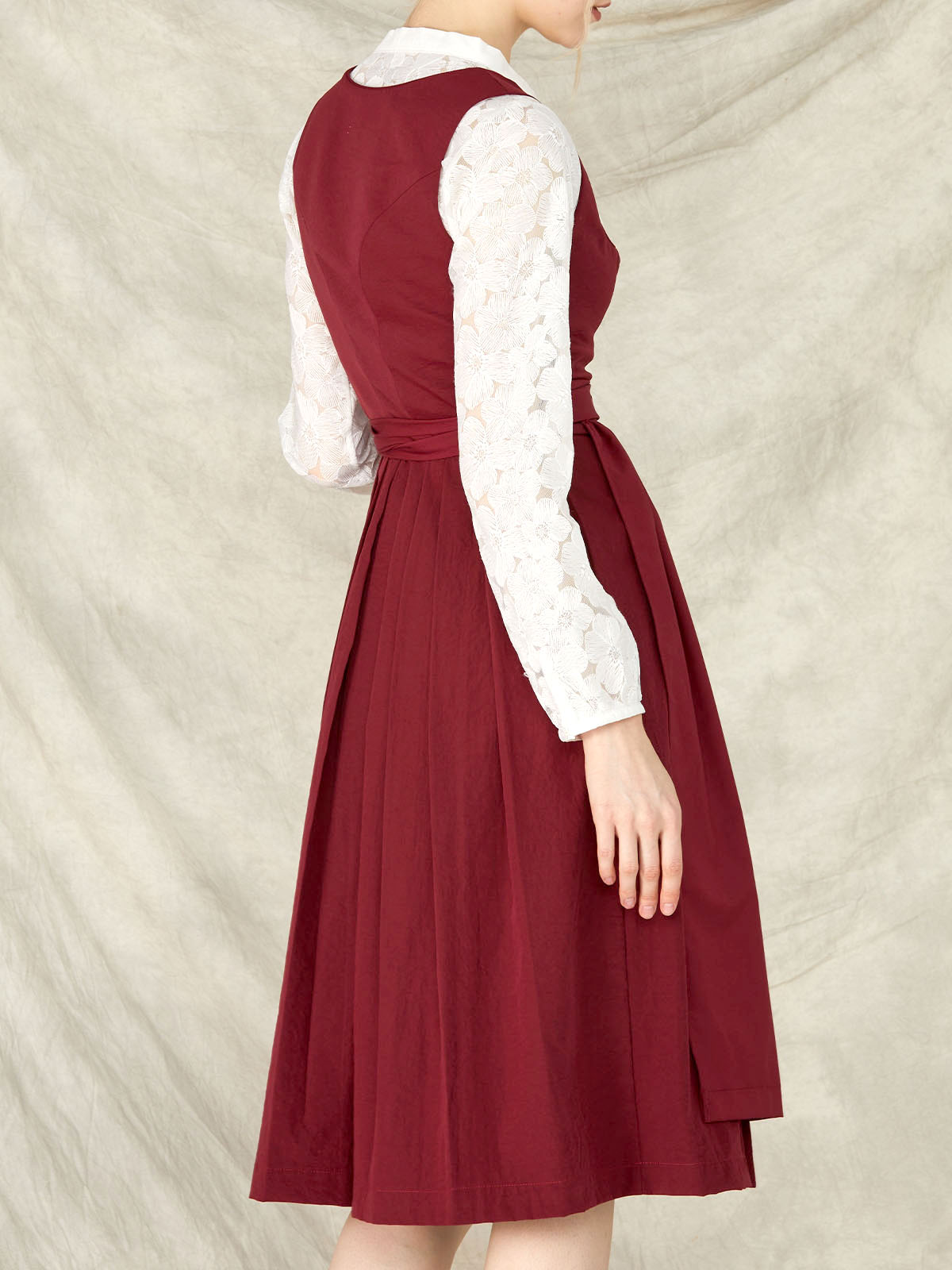 Modernes Dirndl in Rot