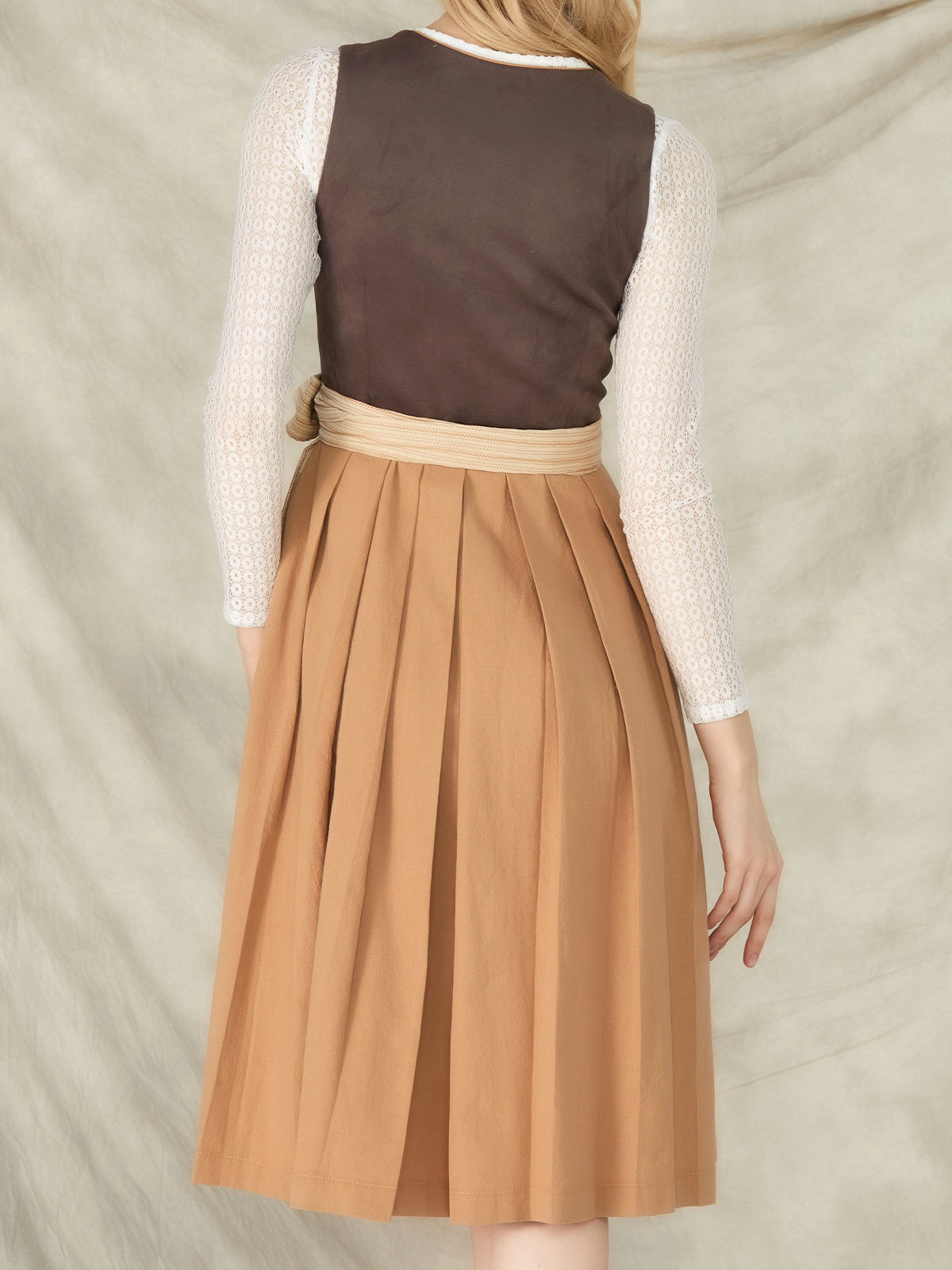 Braunes Dirndl mit eleganter Bluse