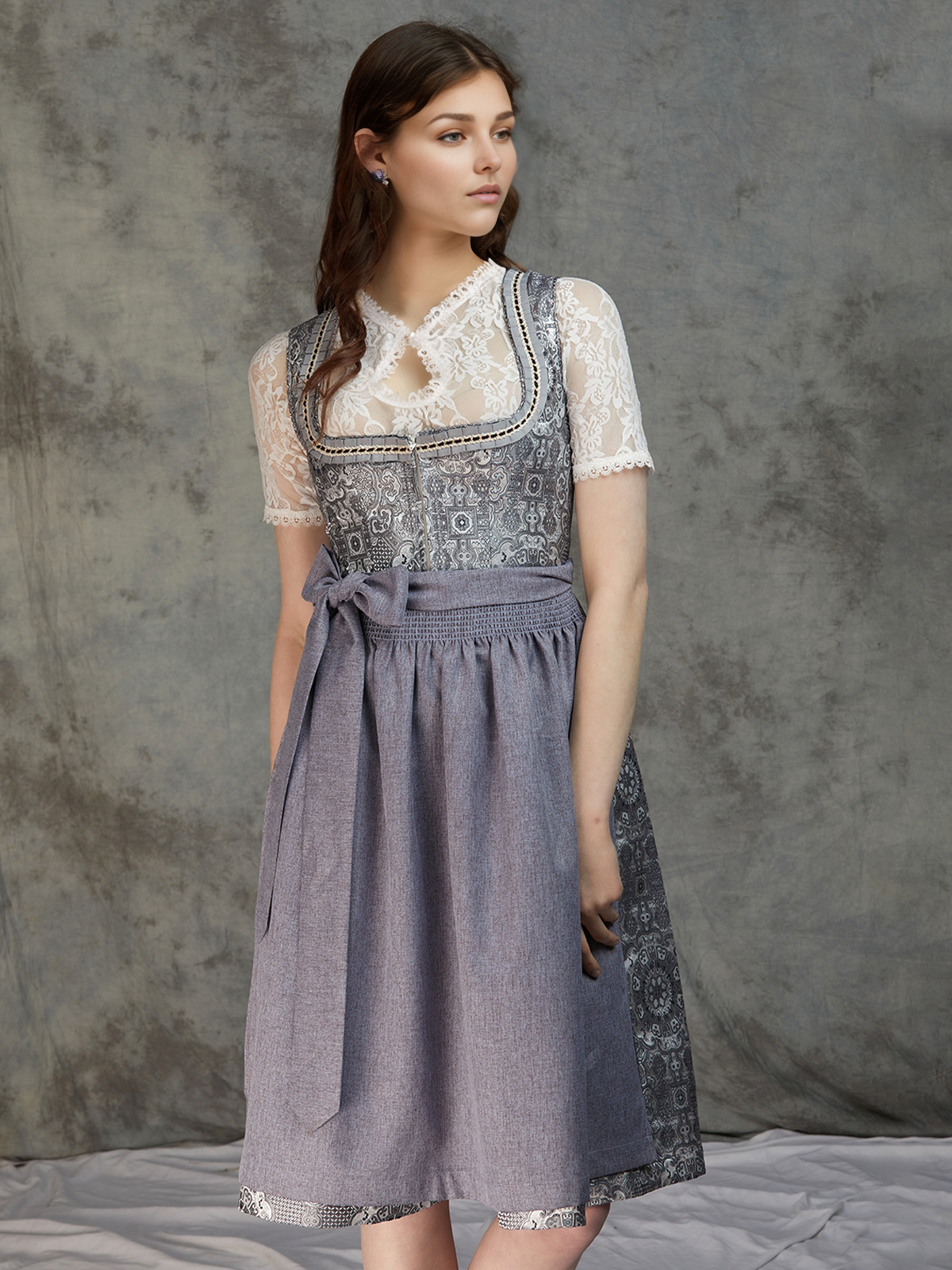 Elegantes graues Dirndl mit feinen Details
