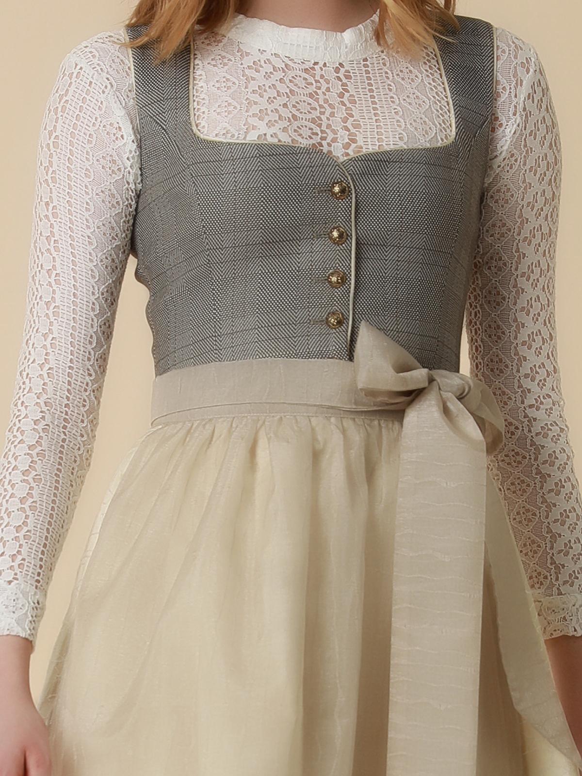 Eine moderne dunkelgrüne Dirndl mit raffinierten Details